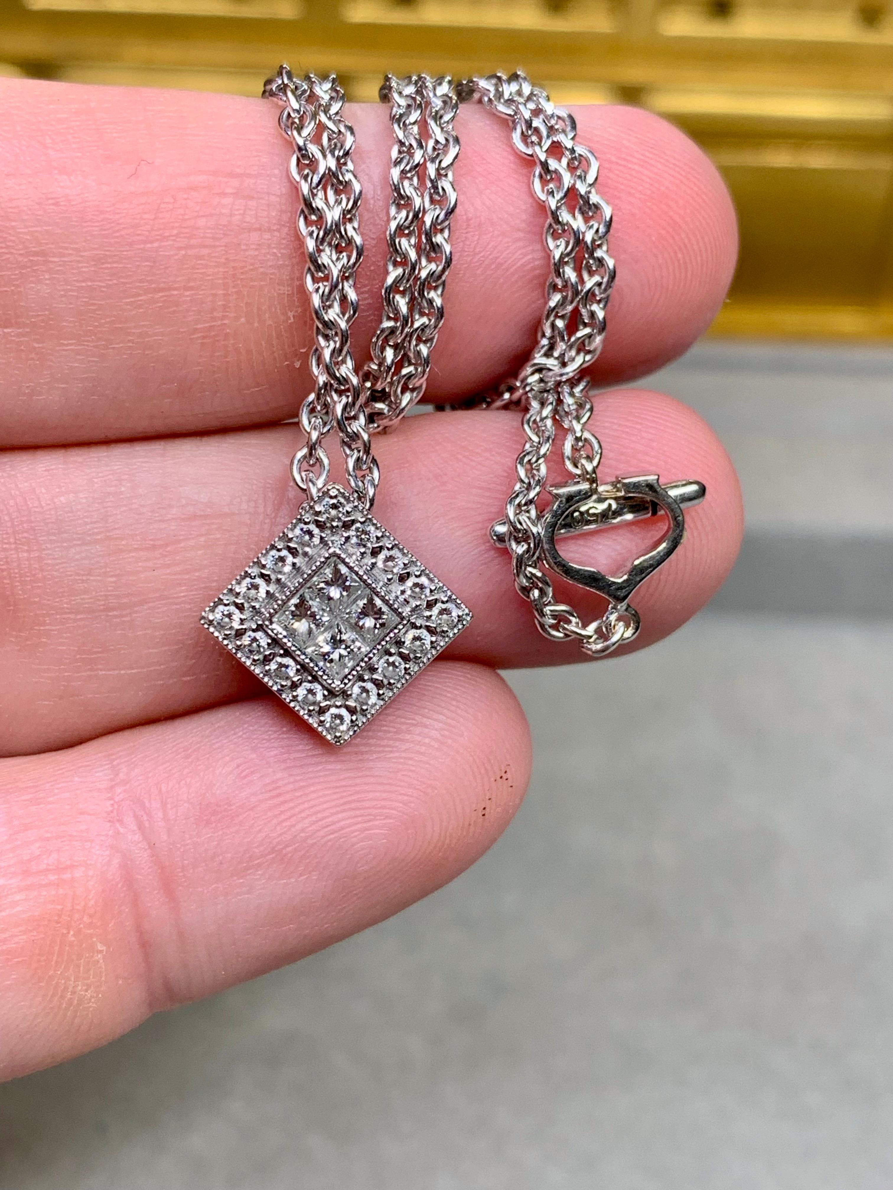 Taille princesse Collier de succession 16I en or blanc 18 carats Alor by Charriol avec pendentif halo de diamants en vente