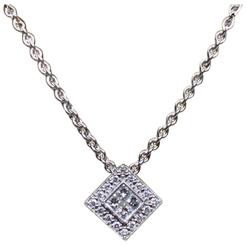 Collier de succession 16I en or blanc 18 carats Alor by Charriol avec pendentif halo de diamants en vente
