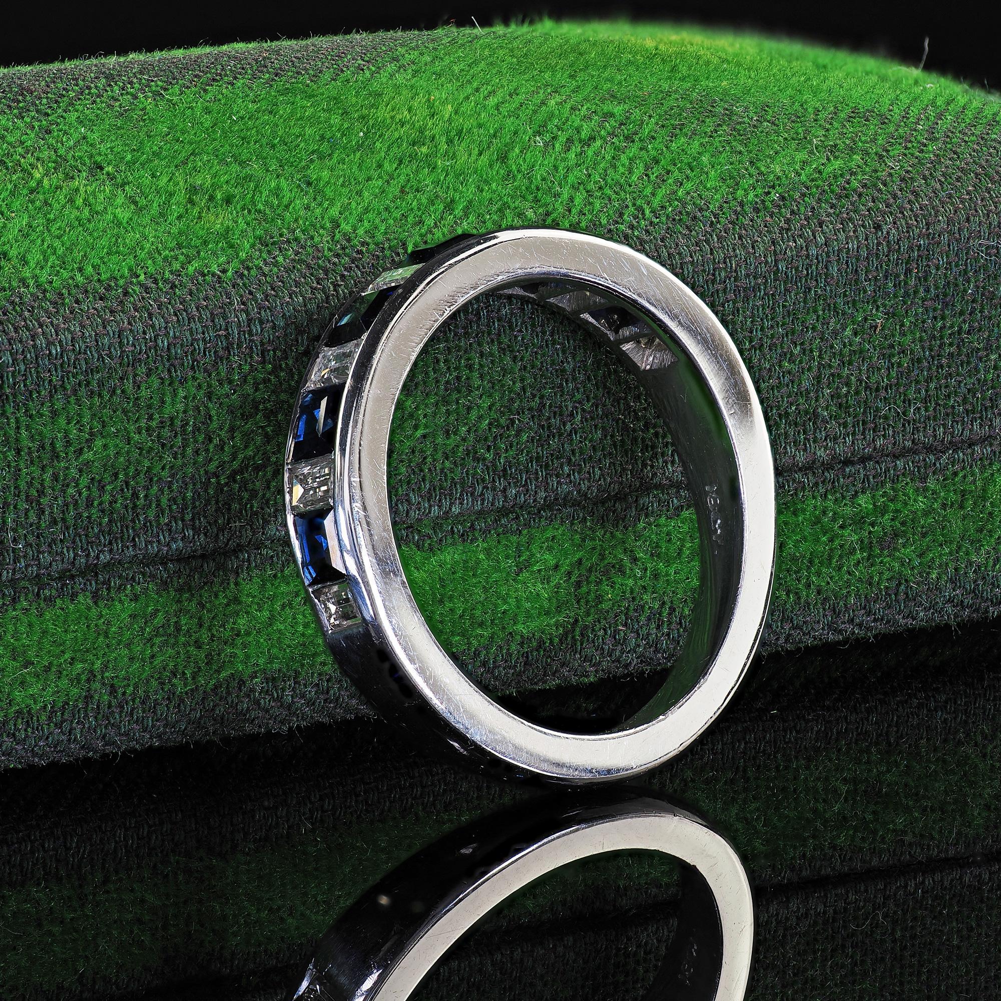 Alianza de boda Estate de oro blanco de 18 quilates con diamante baguette y zafiro Contemporáneo en venta