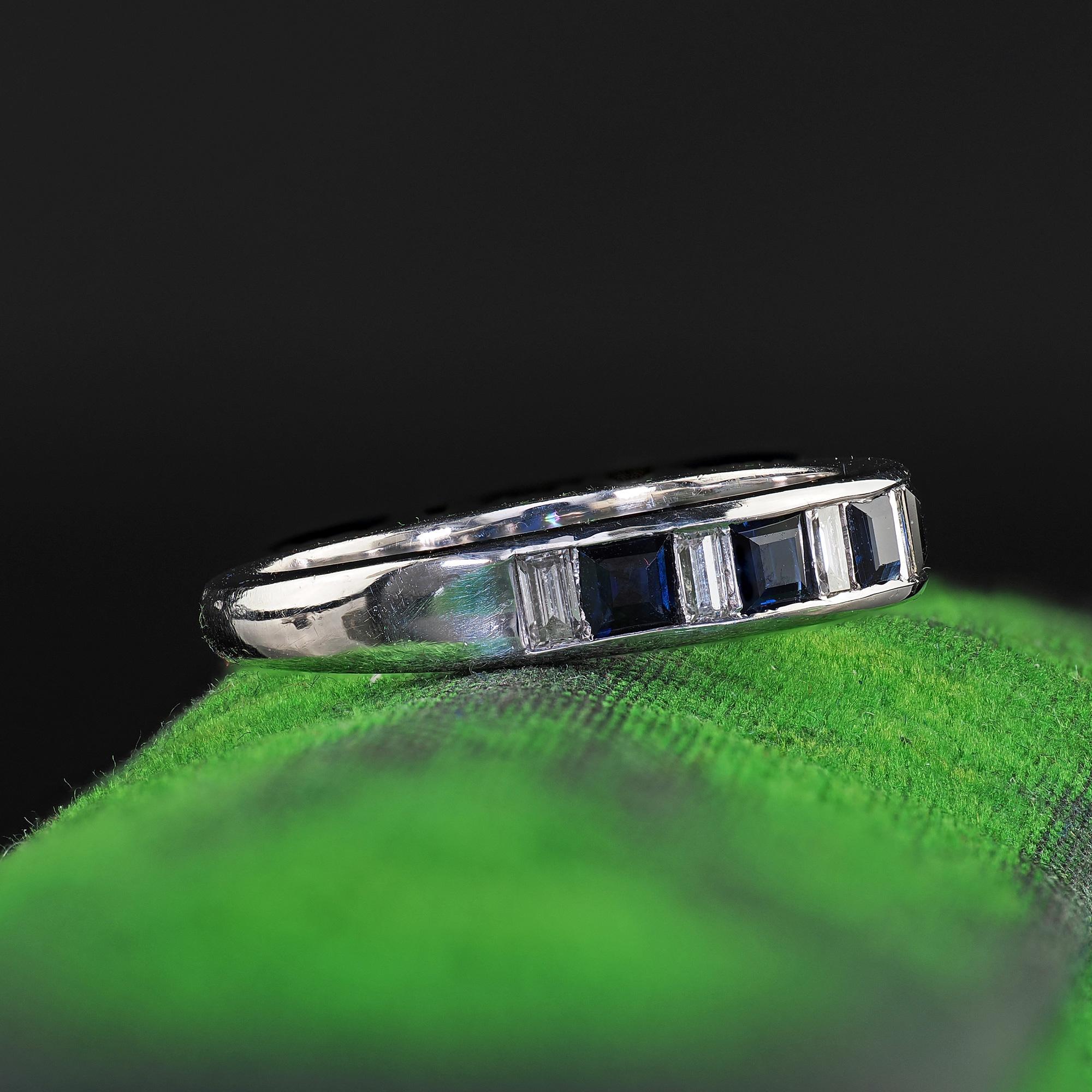 Alianza de boda Estate de oro blanco de 18 quilates con diamante baguette y zafiro Corte baguette en venta