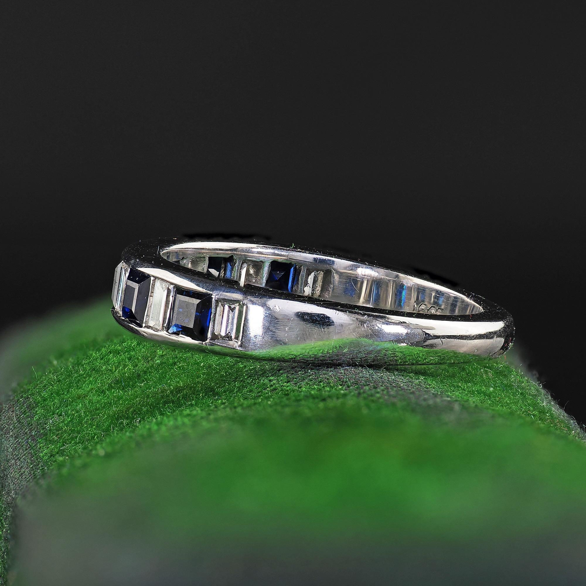 Alianza de boda Estate de oro blanco de 18 quilates con diamante baguette y zafiro en Bueno estado para la venta en Great Neck, NY