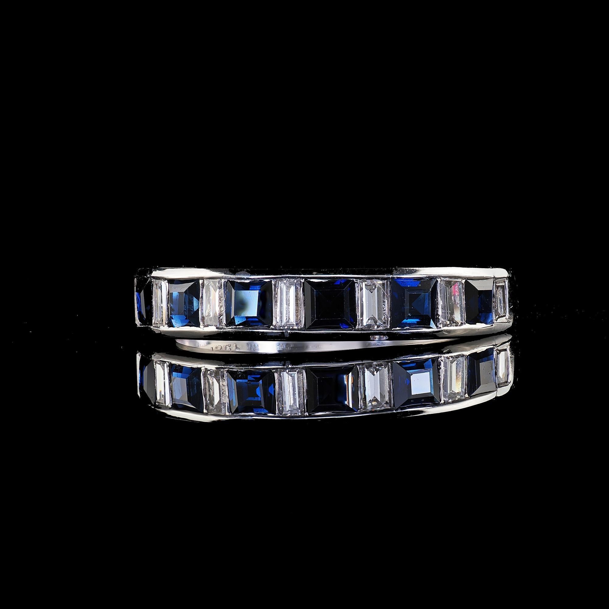 Alianza de boda Estate de oro blanco de 18 quilates con diamante baguette y zafiro en venta 1