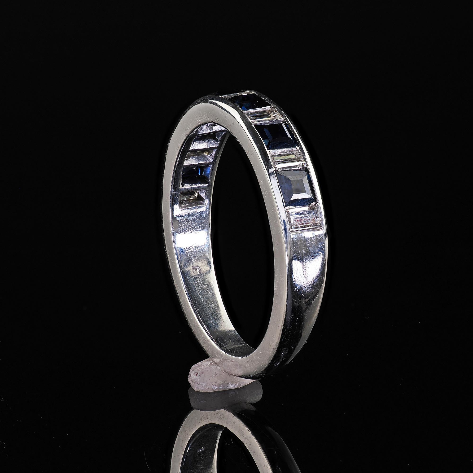Alianza de boda Estate de oro blanco de 18 quilates con diamante baguette y zafiro en venta 2
