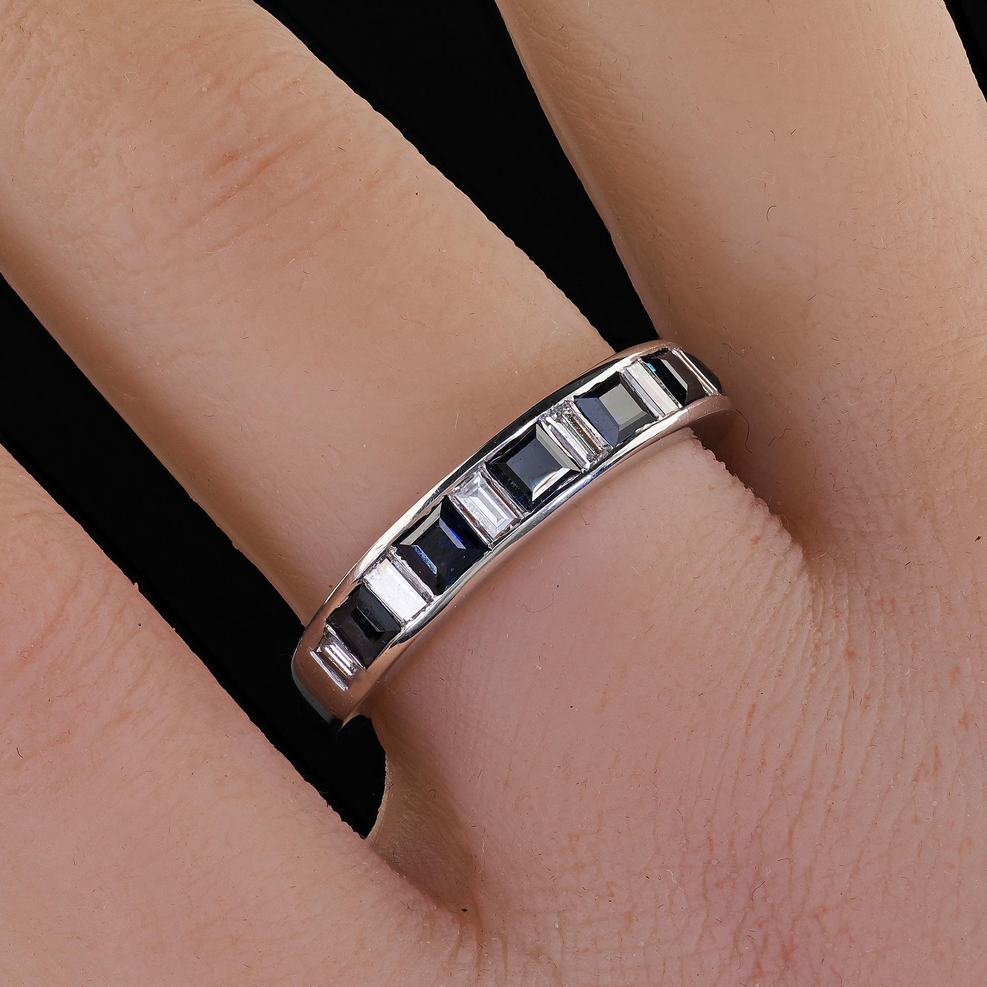 Alianza de boda Estate de oro blanco de 18 quilates con diamante baguette y zafiro en venta 3