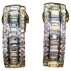 Tenuta in oro bianco 18 carati Baguette Diamante rotondo Hoop Omega indietro Huggie Orecchini