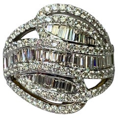 Anillo de cóctel de oro blanco de 18 quilates con diamante redondo baguette calado y ancho, talla 6.5