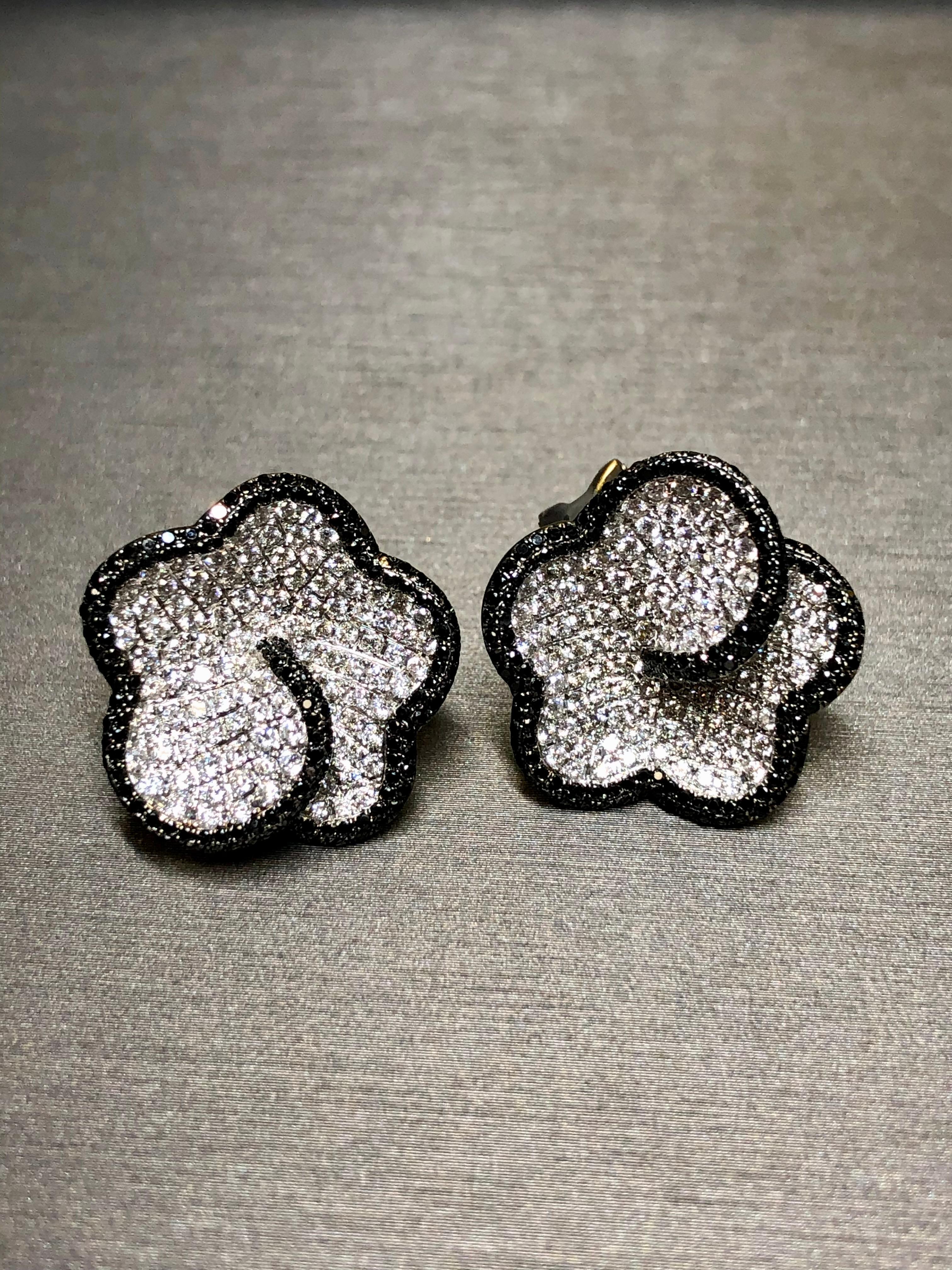 Contemporary Estate 18K White Gold Black White Diamond Pave Clover Floral Huggie Earrings 5ct For Sale
