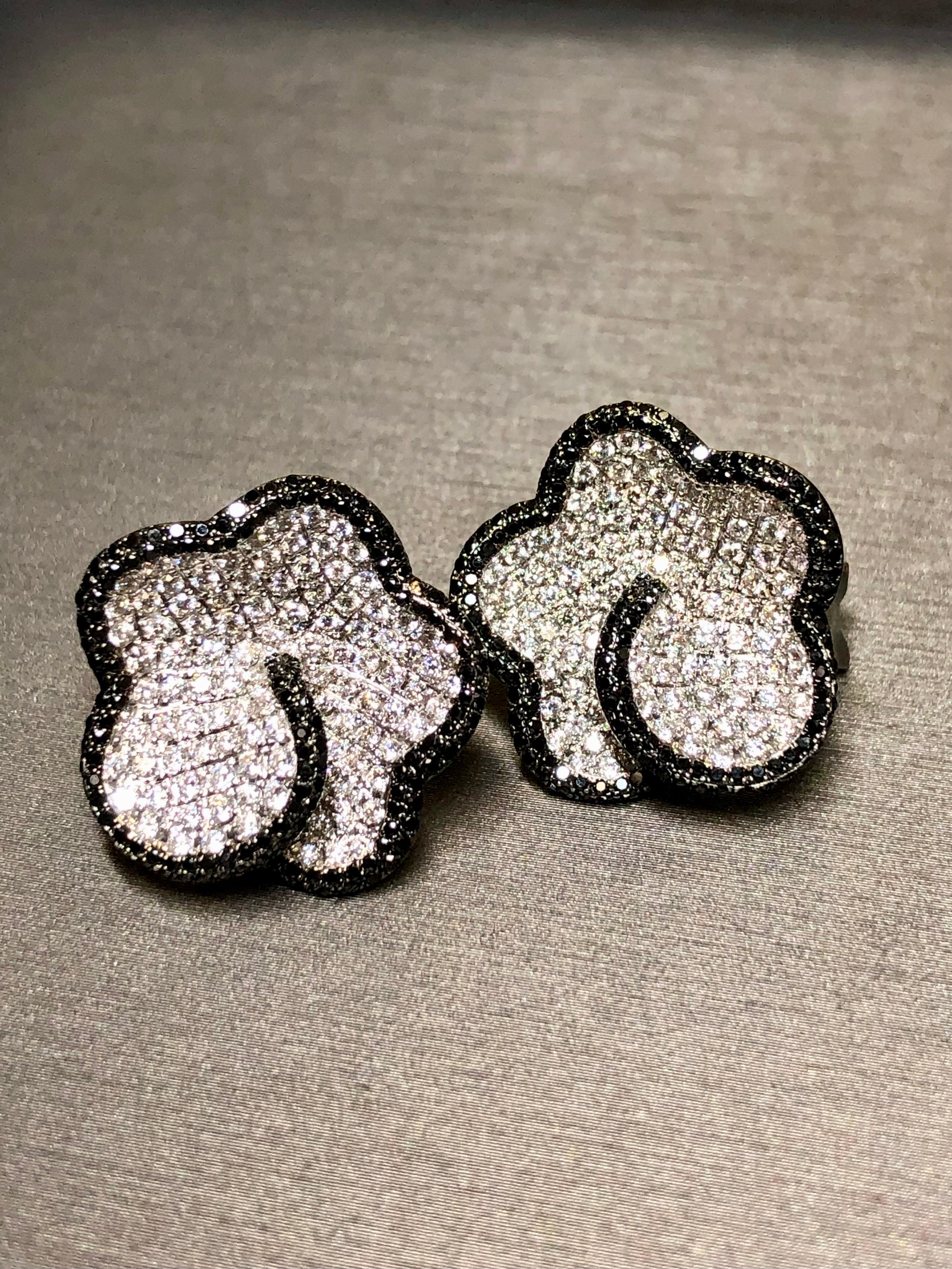 Round Cut Estate 18K White Gold Black White Diamond Pave Clover Floral Huggie Earrings 5ct For Sale