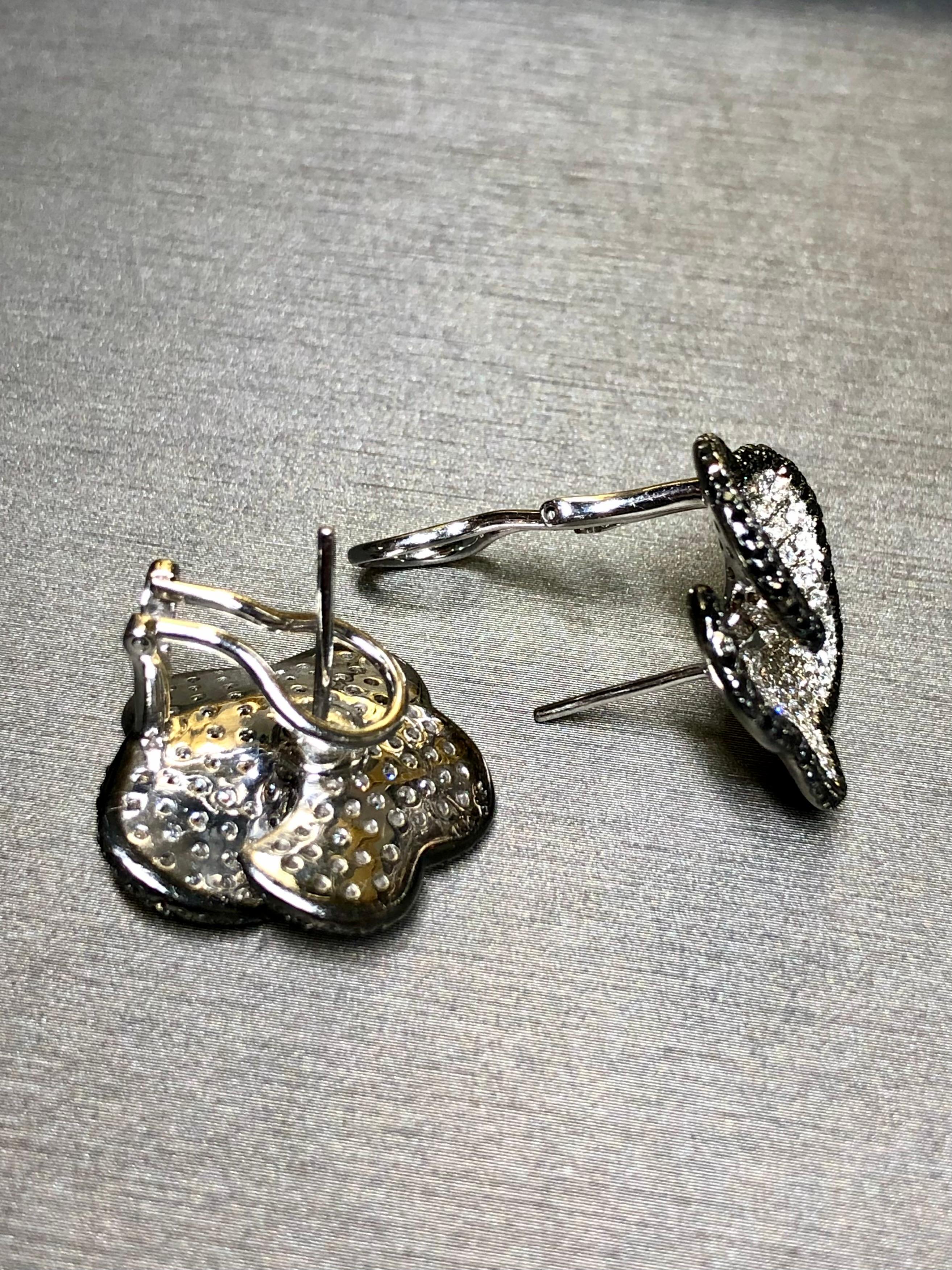 Estate 18K White Gold Black White Diamond Pave Clover Floral Huggie Earrings 5ct In Good Condition For Sale In Winter Springs, FL