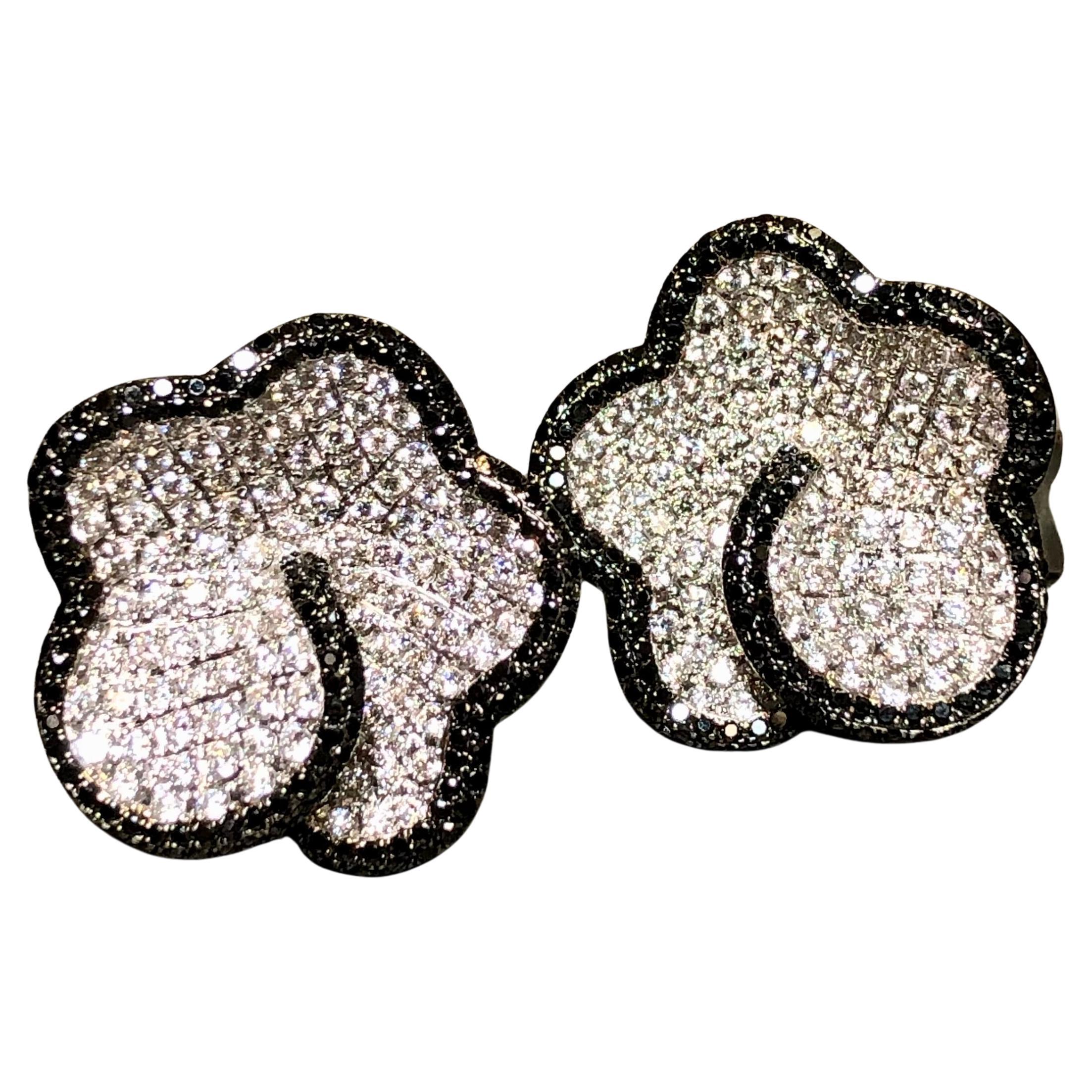 Nachlass 18K Weißgold Schwarz-Weiß-Diamant Pave Kleeblatt-Blumen Huggie-Ohrringe 5ct