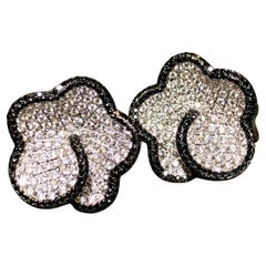Orecchini a lobo in oro bianco 18 carati con diamanti bianchi e neri e trifoglio floreale 5ct