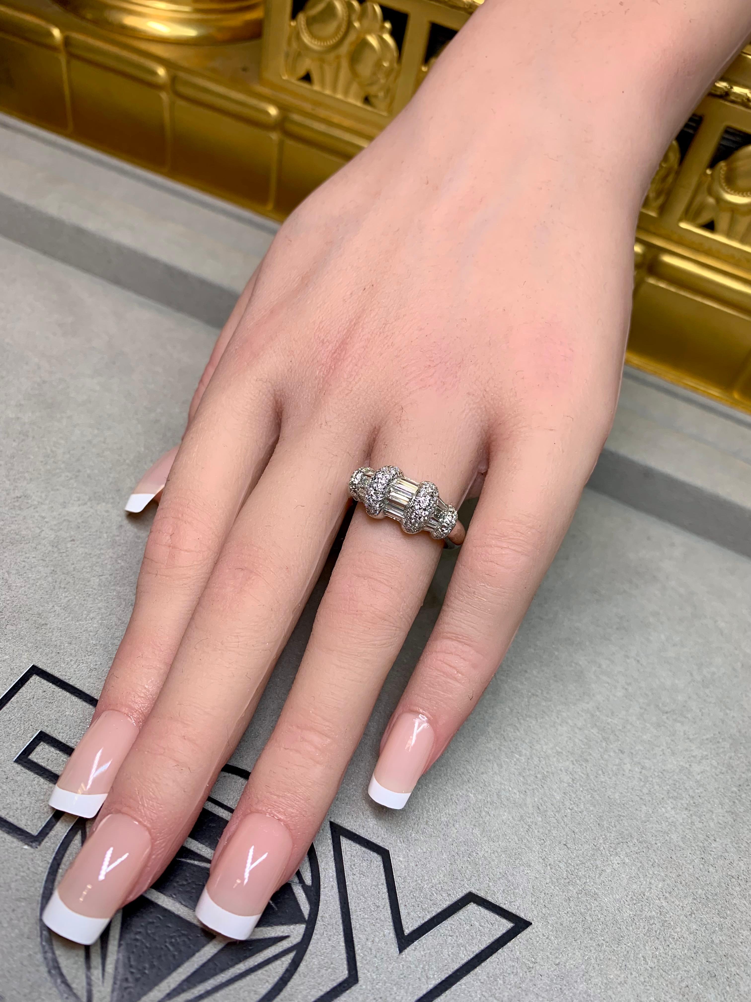 Estate Bague de Cocktail en or blanc 18K avec baguette ronde et diamant en forme de canal  2,70ctw en vente 4