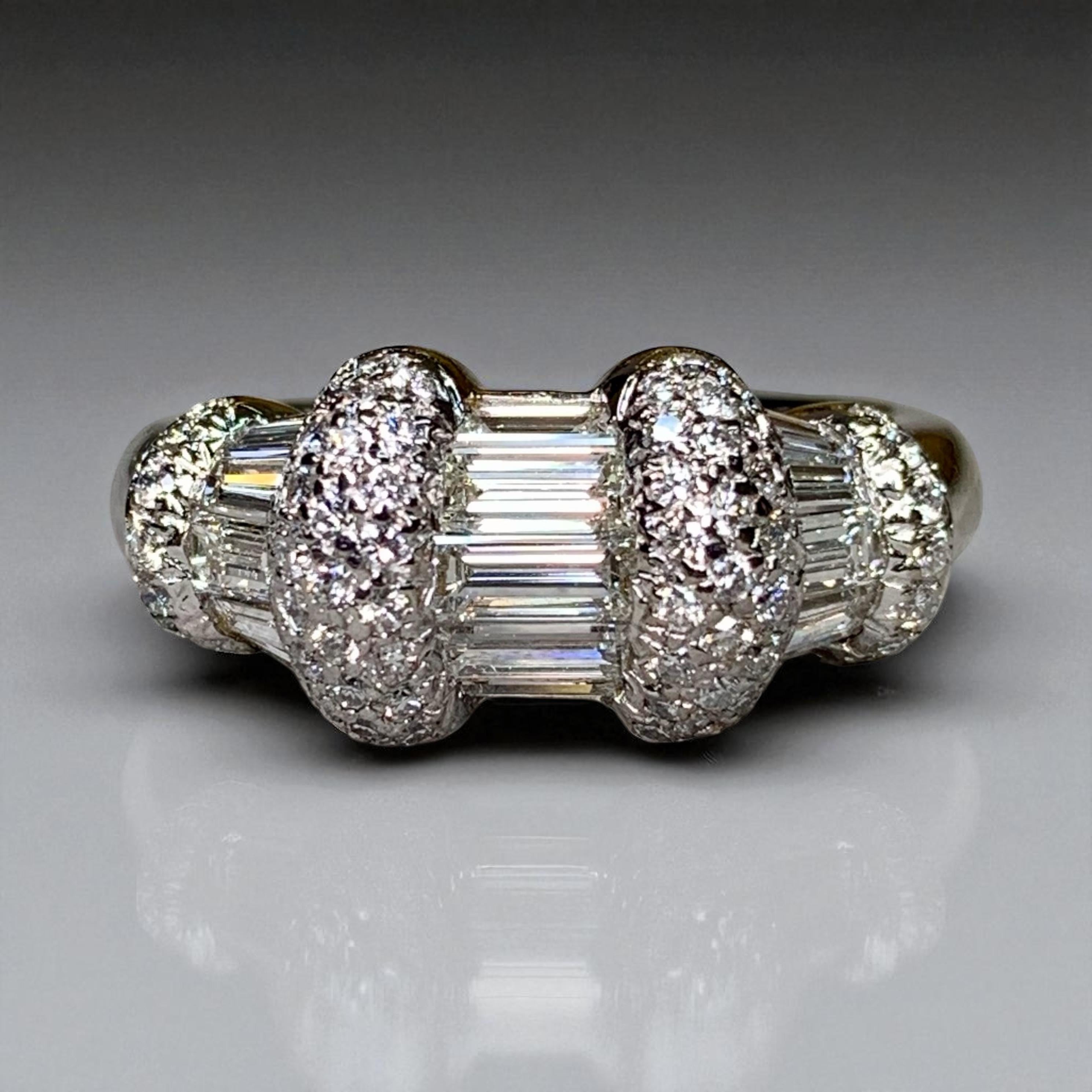 Estate Bague de Cocktail en or blanc 18K avec baguette ronde et diamant en forme de canal  2,70ctw en vente 5