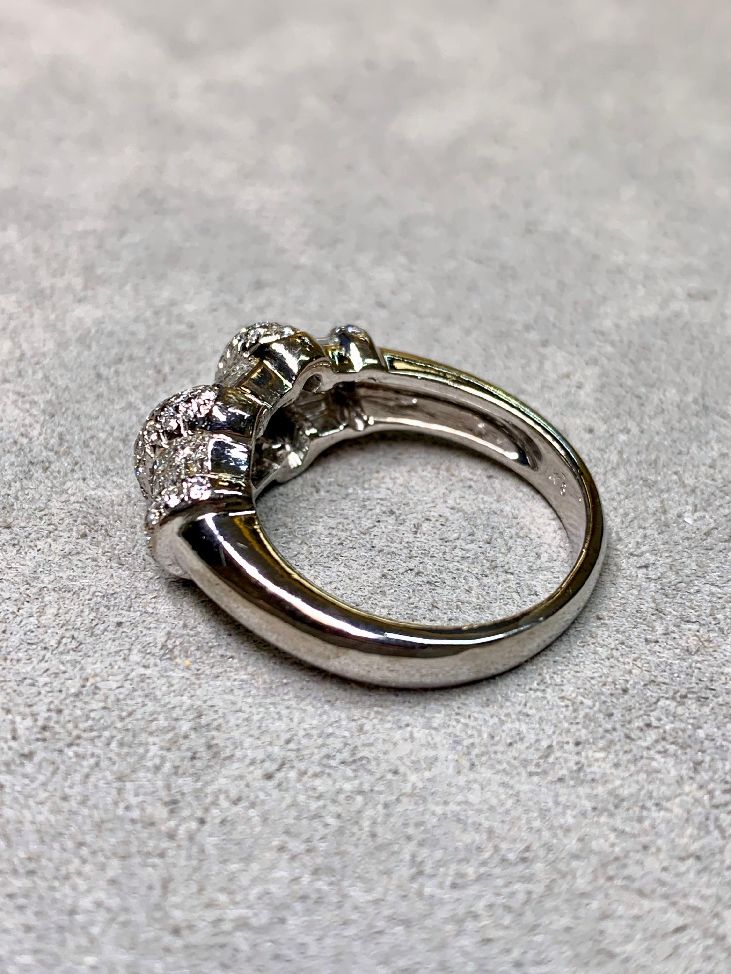 
Un anneau audacieux et glamour de style cocktail en or blanc 18 carats. Ce modèle frappant présente des diamants baguettes allongés et plus grands, sertis en canal au centre, flanqués et accentués par des diamants ronds de taille brillante sertis
