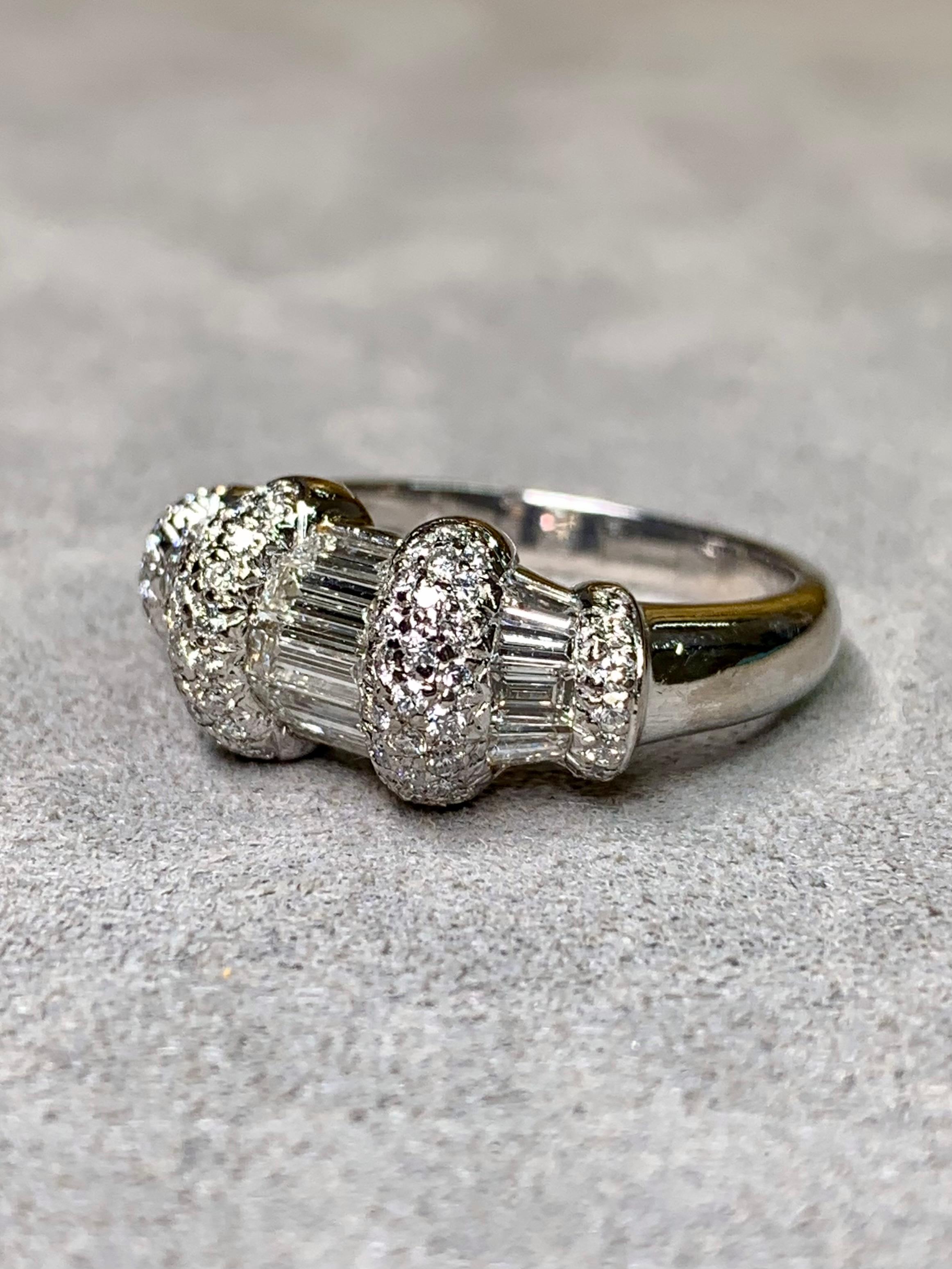 Contemporain Estate Bague de Cocktail en or blanc 18K avec baguette ronde et diamant en forme de canal  2,70ctw en vente