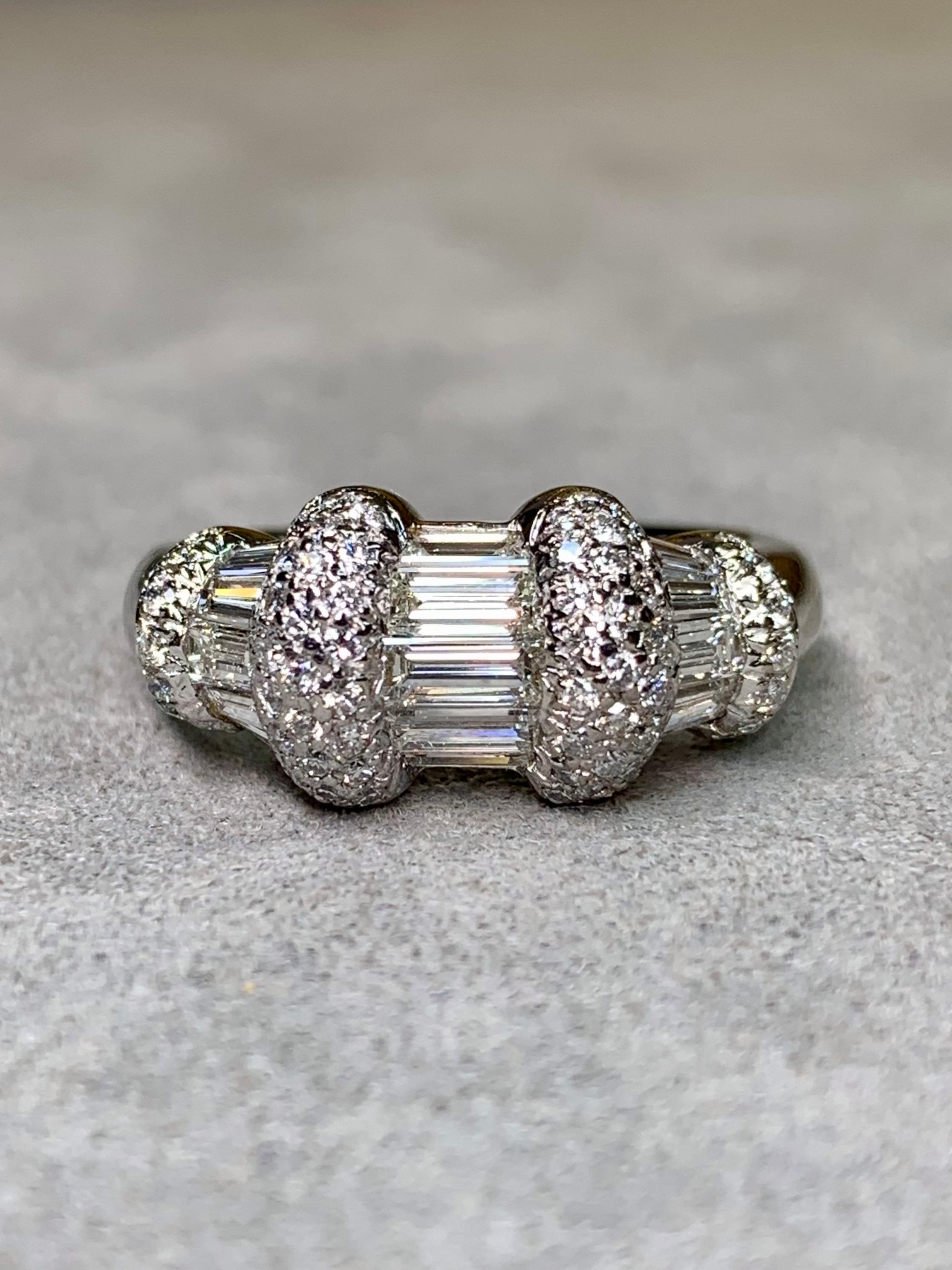 Taille baguette Estate Bague de Cocktail en or blanc 18K avec baguette ronde et diamant en forme de canal  2,70ctw en vente