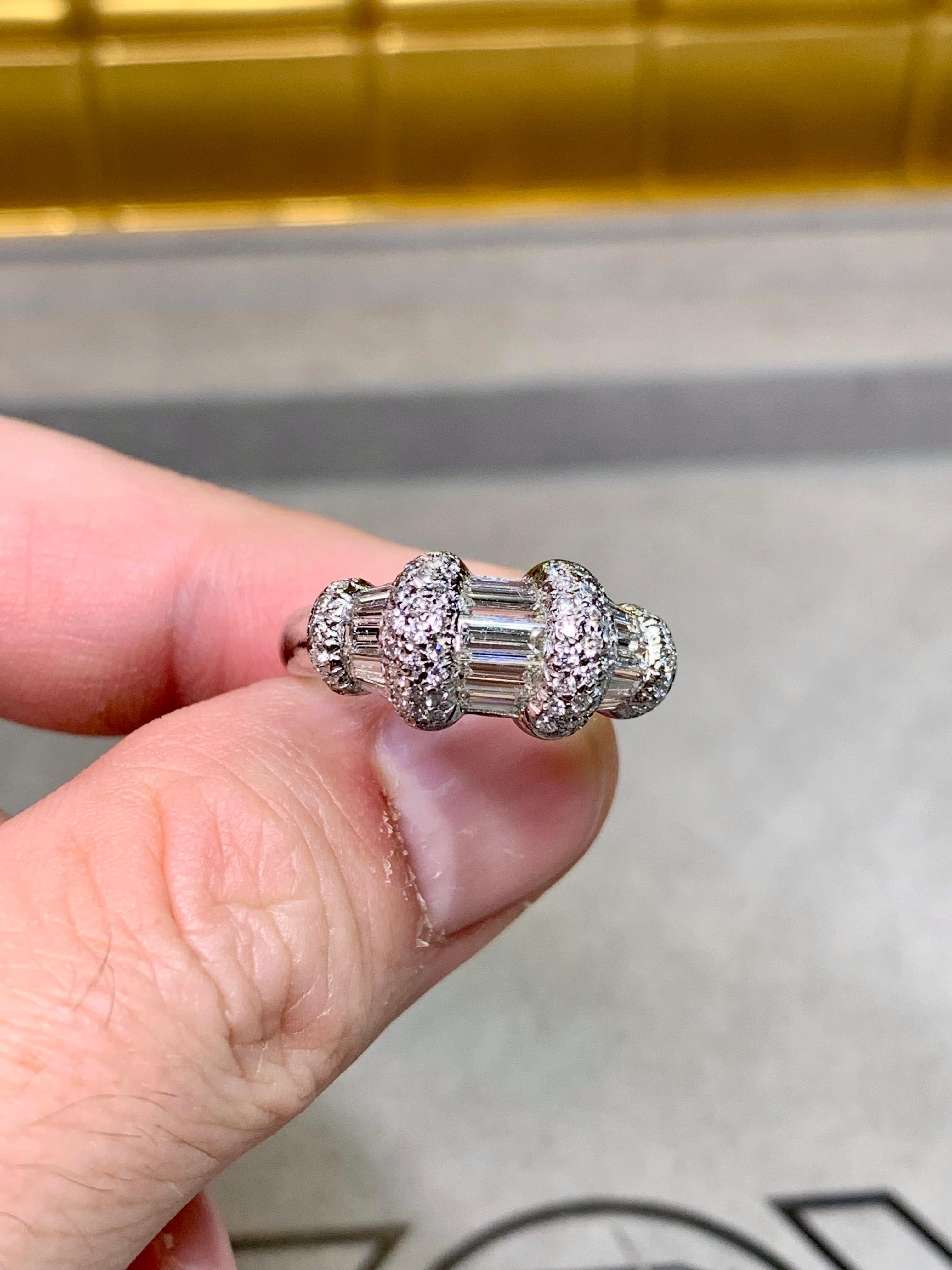 Estate Bague de Cocktail en or blanc 18K avec baguette ronde et diamant en forme de canal  2,70ctw Bon état - En vente à Winter Springs, FL