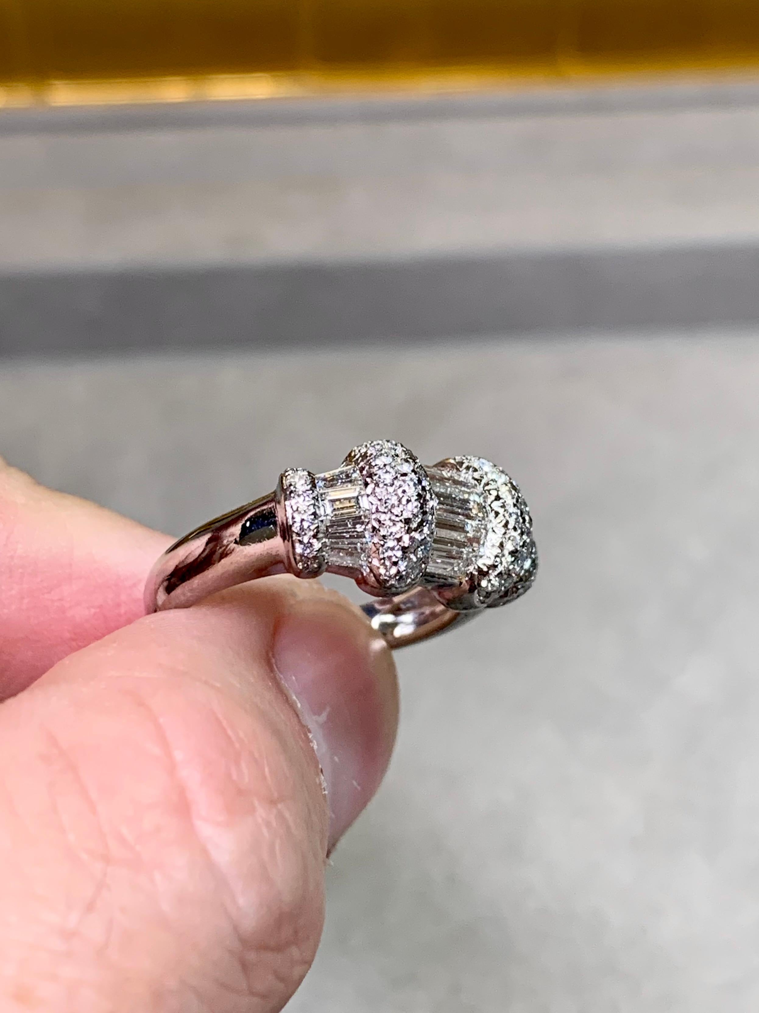 Estate Bague de Cocktail en or blanc 18K avec baguette ronde et diamant en forme de canal  2,70ctw Unisexe en vente