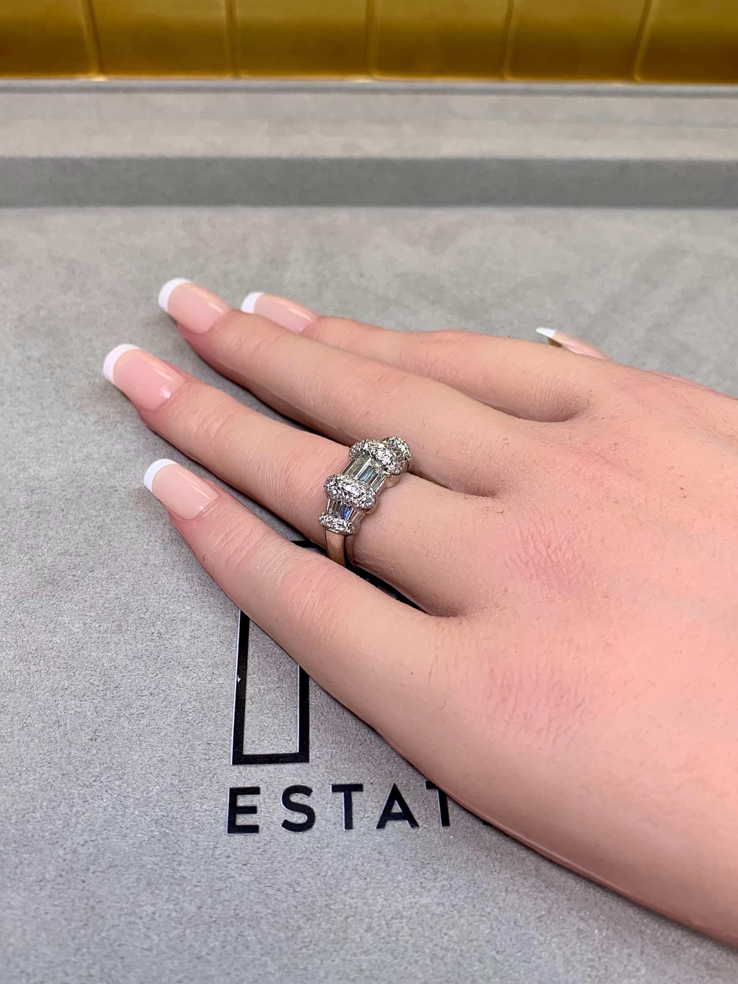 Estate Bague de Cocktail en or blanc 18K avec baguette ronde et diamant en forme de canal  2,70ctw en vente 2