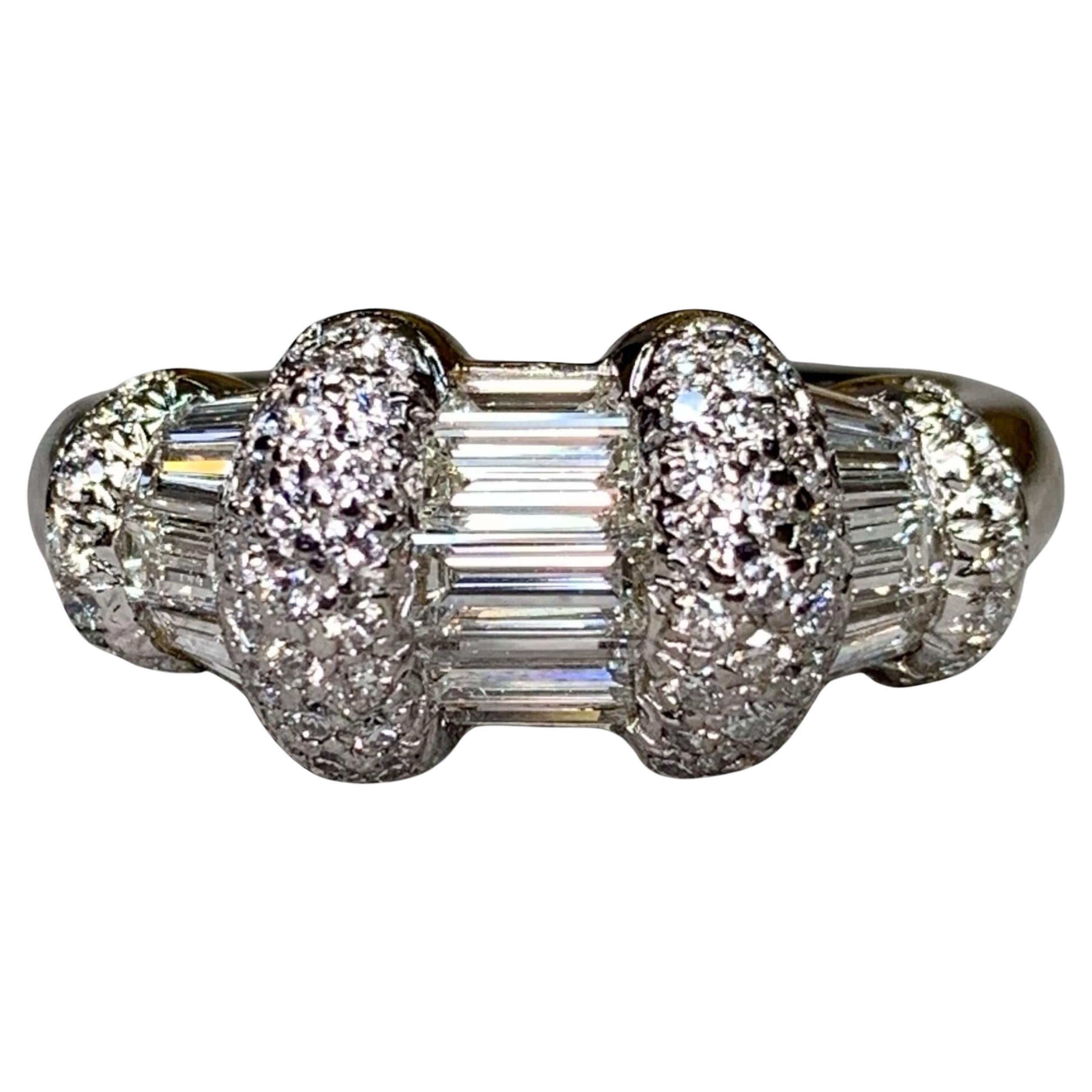 Estate Bague de Cocktail en or blanc 18K avec baguette ronde et diamant en forme de canal  2,70ctw en vente