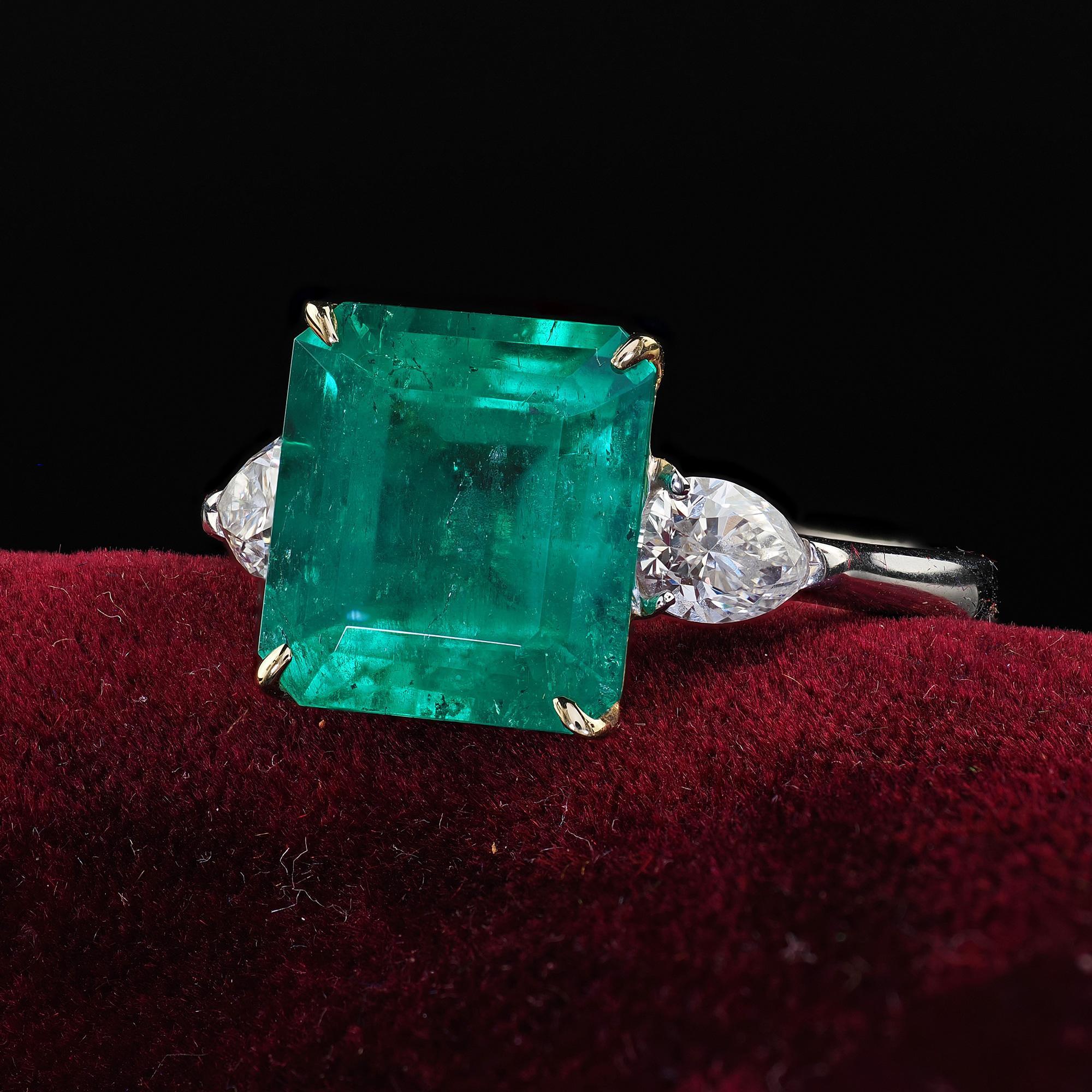 Women's Estate 18K White Gold Colombian Emerald and Pear Diamond Engagement Ring - GIA For Sale