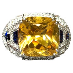 Anillo de cóctel de oro blanco de 18 quilates con citrino en forma de cojín y zafiro calibrado con diamantes