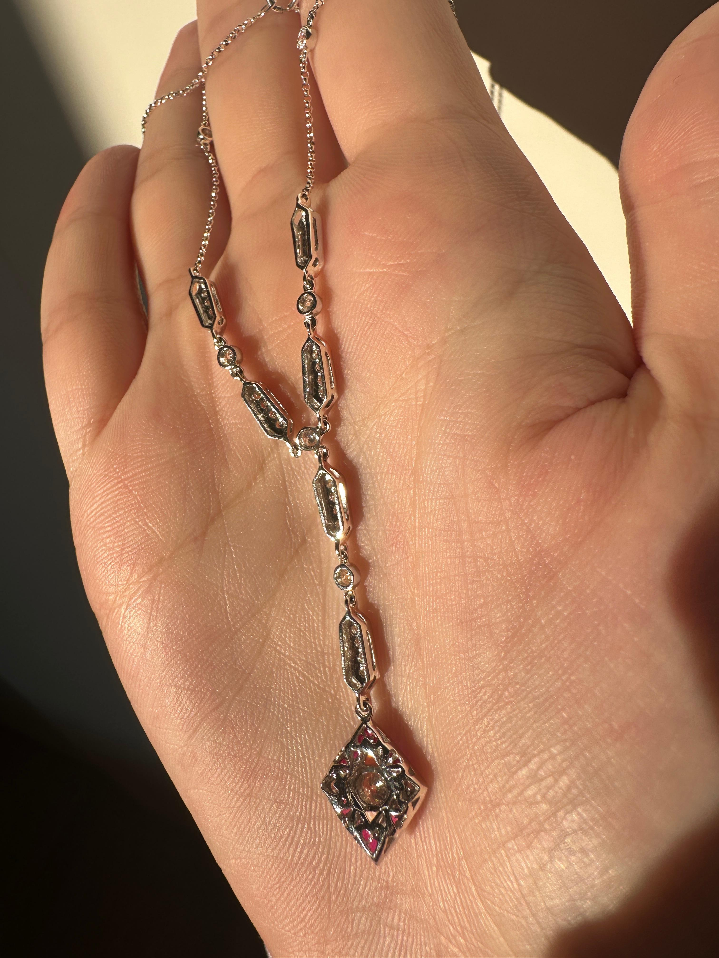 Estate Collier en Y en or blanc 18K avec diamants et rubis en vente 10