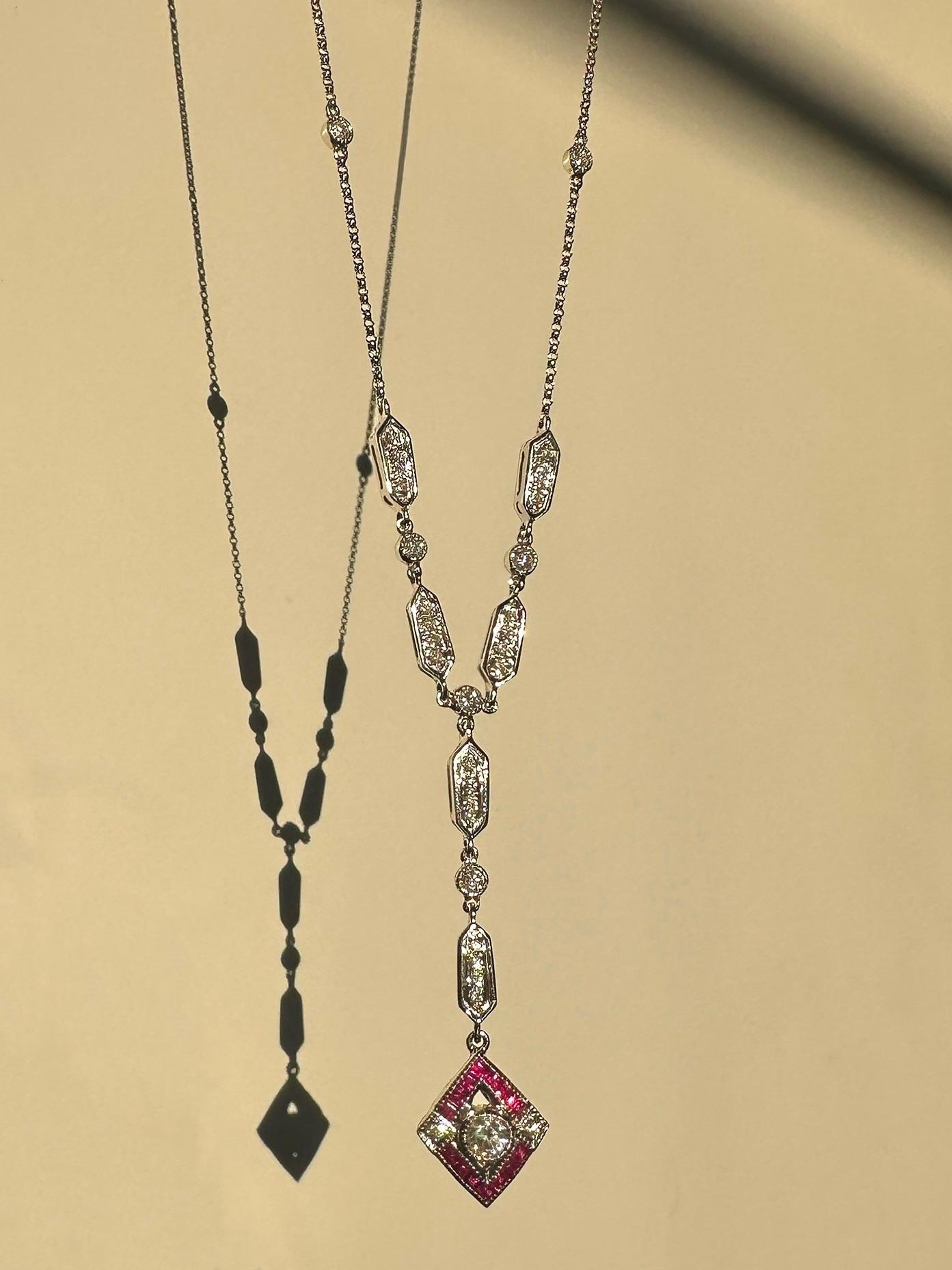 Whiting, ce collier en Y en or blanc 18 carats, diamants et rubis, d'inspiration Art déco. 

Estate Collier en Y en or blanc 18K avec diamants et rubis
Condit : En bon état avec quelques légères usures de surface dues à l'âge.
Longueur : chaîne de