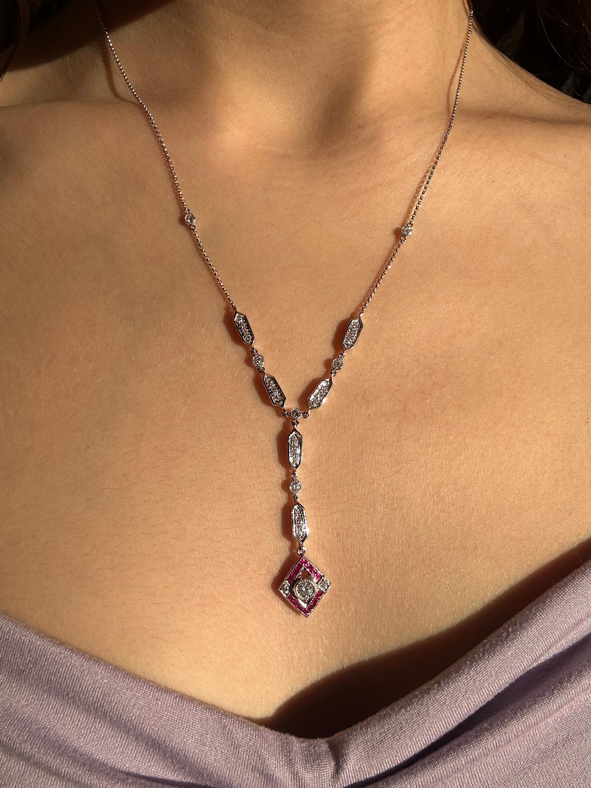 Taille ronde Estate Collier en Y en or blanc 18K avec diamants et rubis en vente