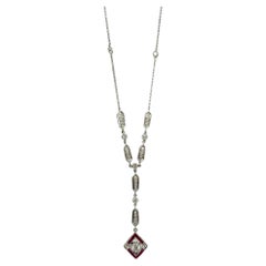 Collar en Y de oro blanco de 18 quilates con diamantes y rubíes