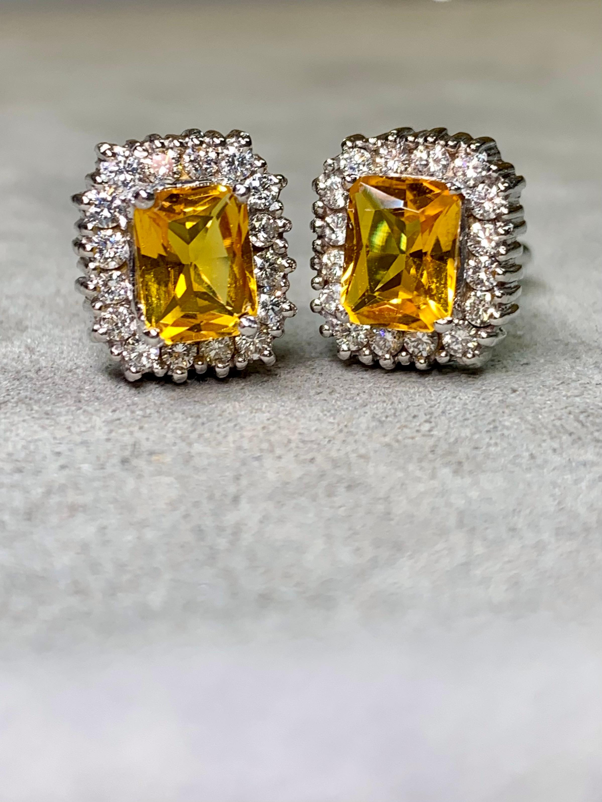 Une paire frappante de boucles d'oreilles vintage en or blanc massif 18 carats. Chaque boucle d'oreille est centrée sur une citrine naturelle allongée, taillée en coussin, qui brille d'une riche teinte dorée et pèse environ 3,00 carats au total. Les