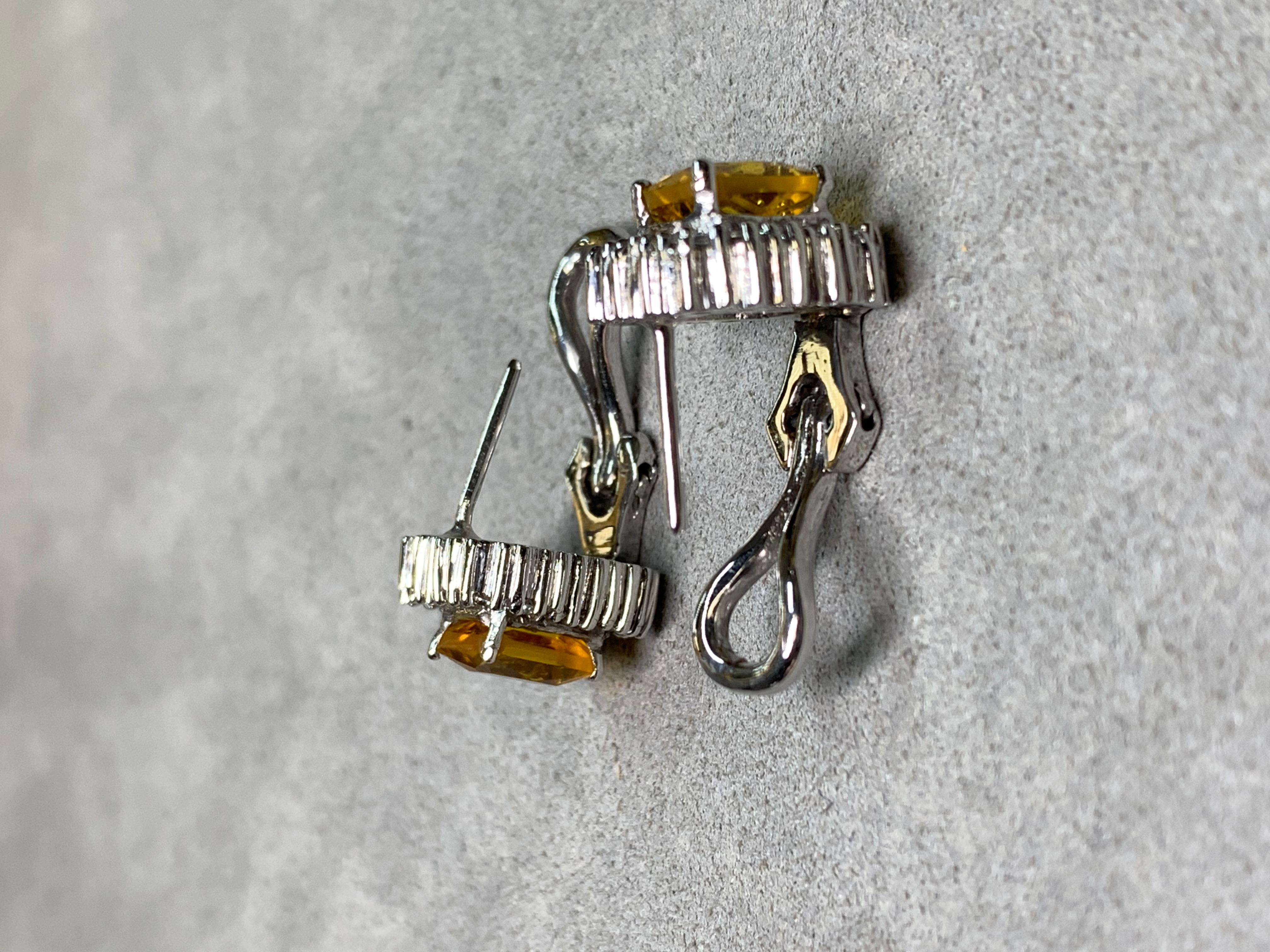 Contemporain Estate Boucles d'oreilles Huggie en or blanc 18K avec diamant Citrine Omega Back 3.96ctw en vente