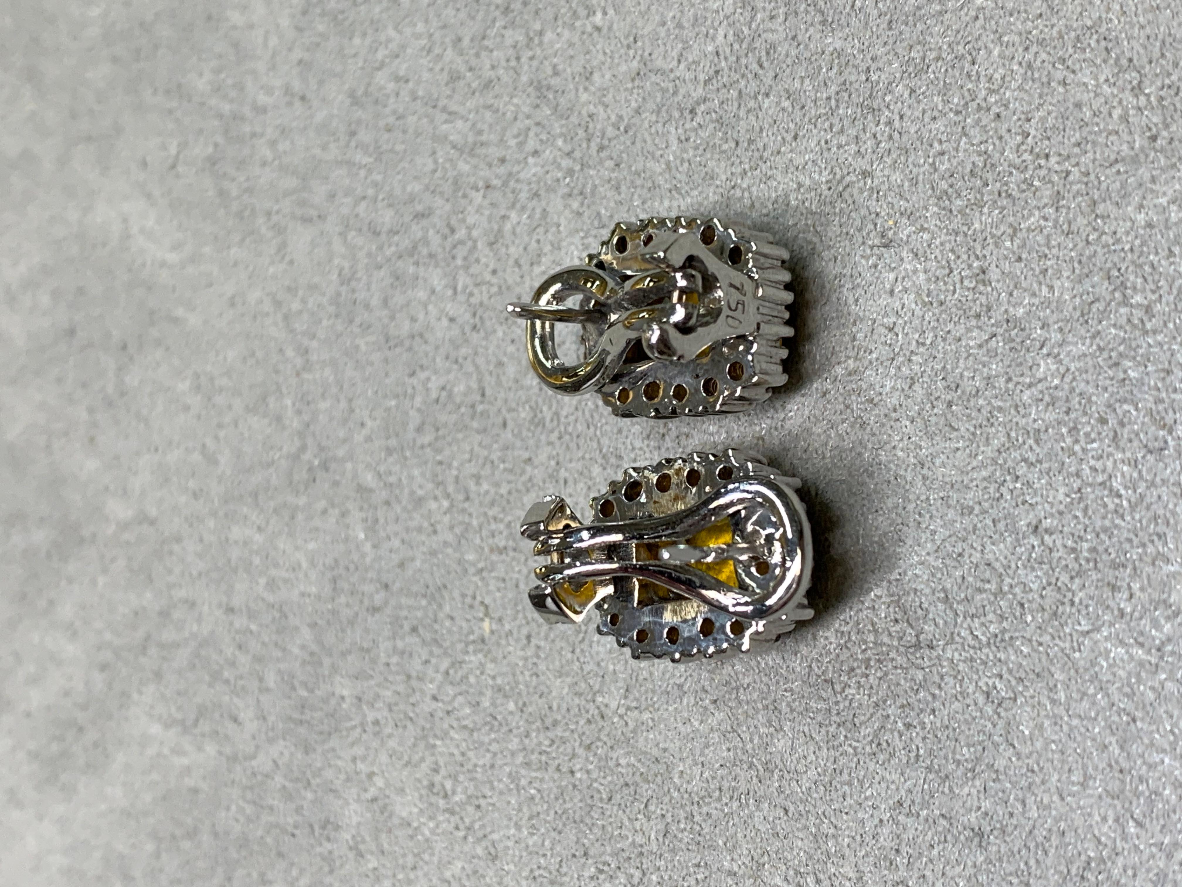 Taille ronde Estate Boucles d'oreilles Huggie en or blanc 18K avec diamant Citrine Omega Back 3.96ctw en vente