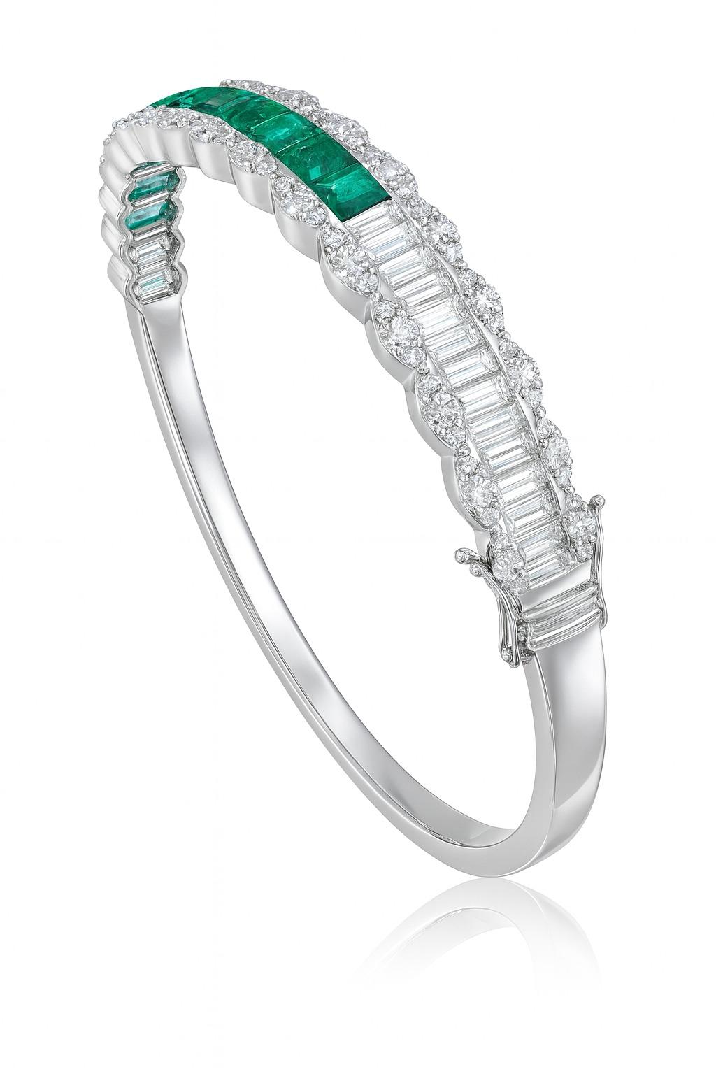 Pulsera ancha Estate de oro blanco de 18 quilates con diamantes y esmeralda colombiana

Esta elegante pulsera brazalete está elaborada en oro blanco de 18 quilates con un refinado diseño 3D de varias filas. La pulsera está engastada con diamantes