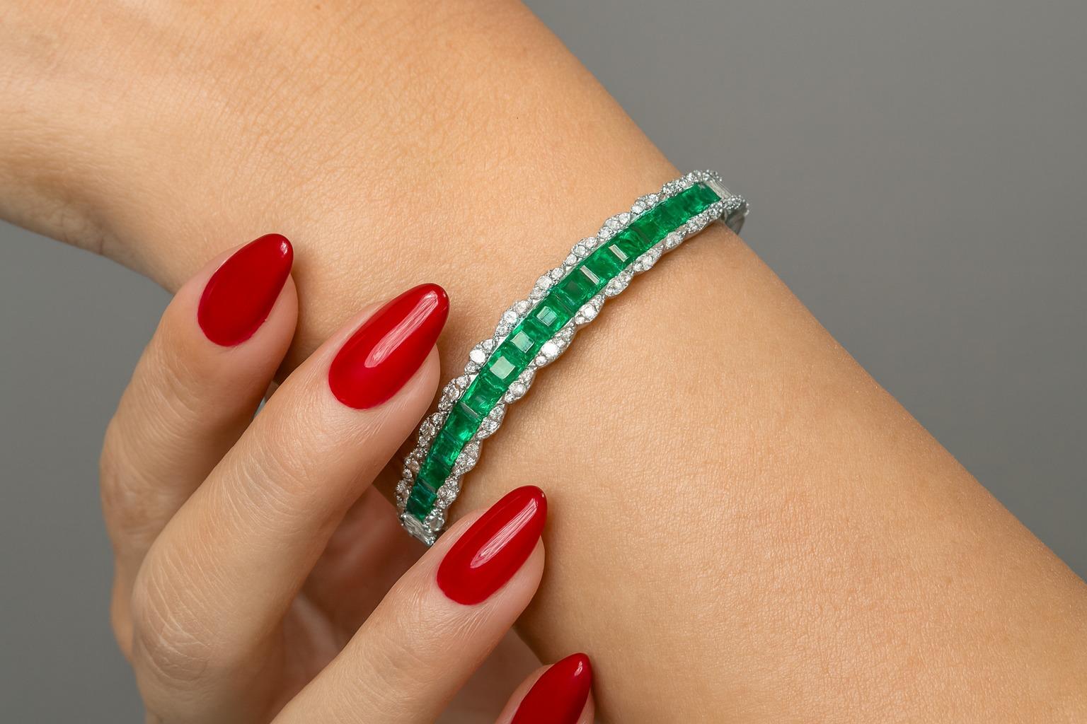 Pulsera ancha Estate de oro blanco de 18 quilates con diamantes y esmeralda colombiana Contemporáneo en venta