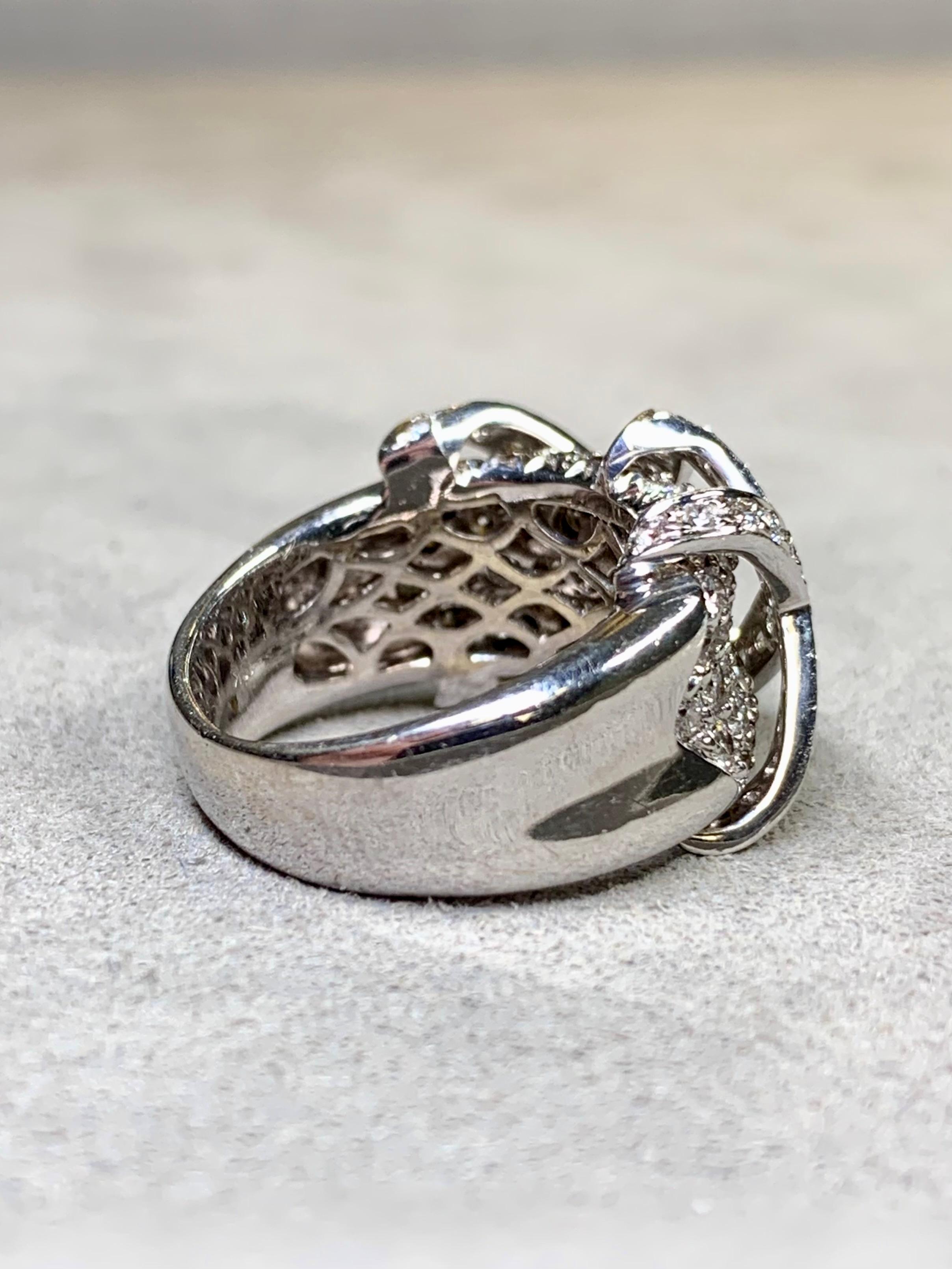 Une bague de cocktail contemporaine, substantielle et bien faite, réalisée en or blanc 18 carats et expertement sertie d'environ 3,30ctw de diamants ronds bien assortis de couleur G-H et de pureté Vs1-2.


Dimensions/Poids :

La bague mesure 0,50