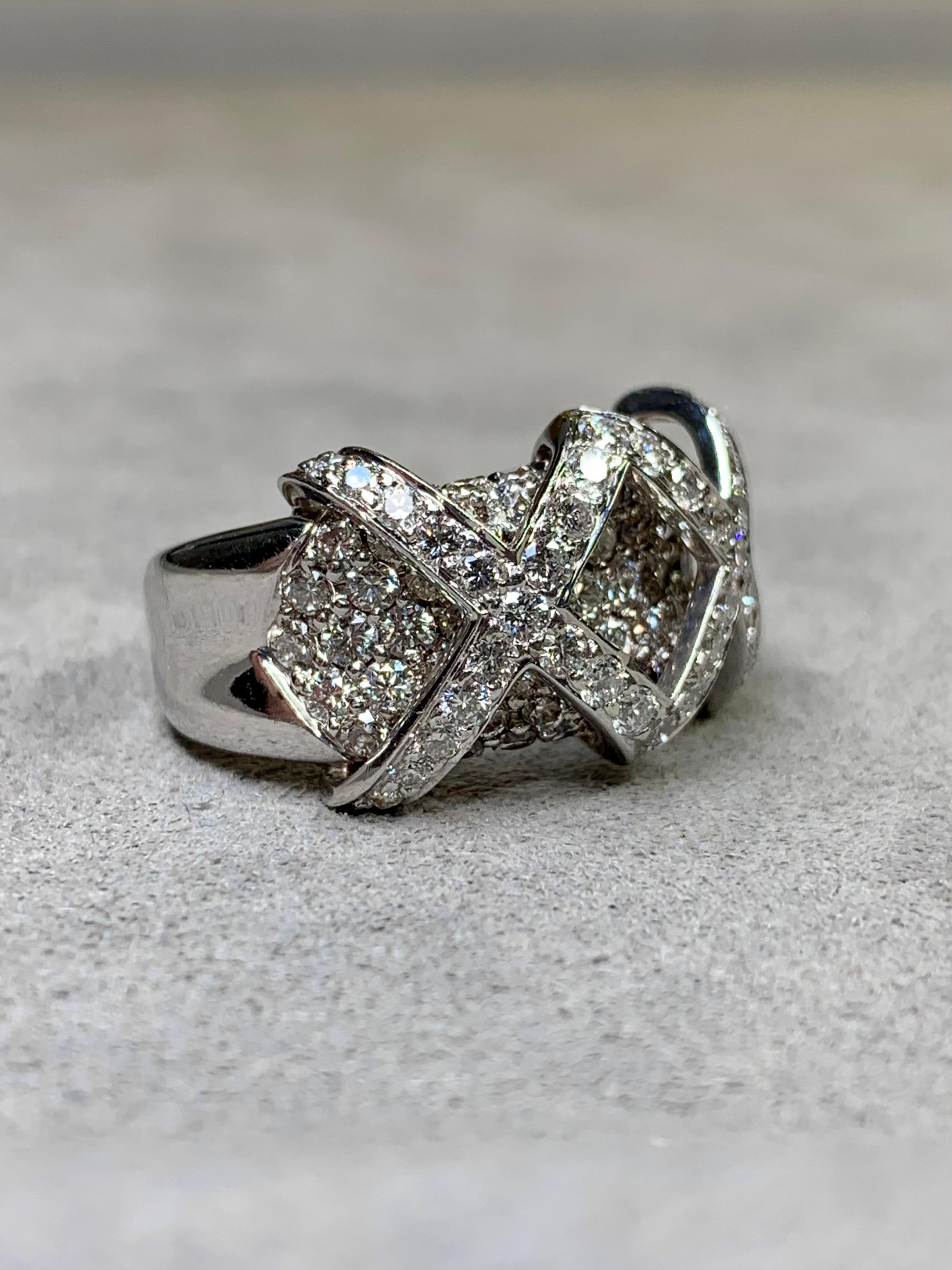 Contemporain Estate Bague cocktail contemporaine en or blanc 18 carats avec diamants croisés en X large 3.30ct en vente