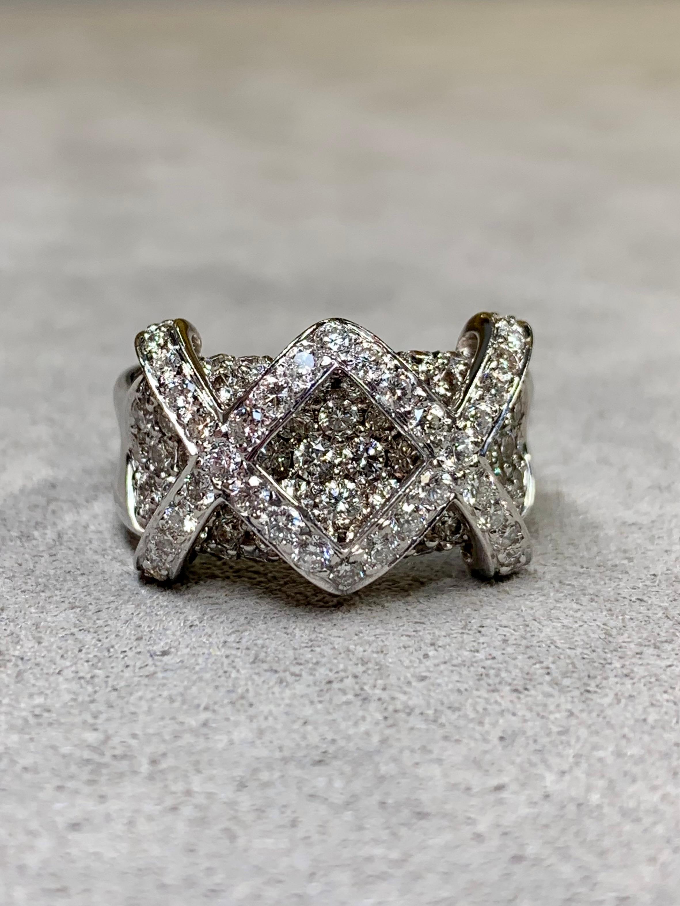 Taille ronde Estate Bague cocktail contemporaine en or blanc 18 carats avec diamants croisés en X large 3.30ct en vente