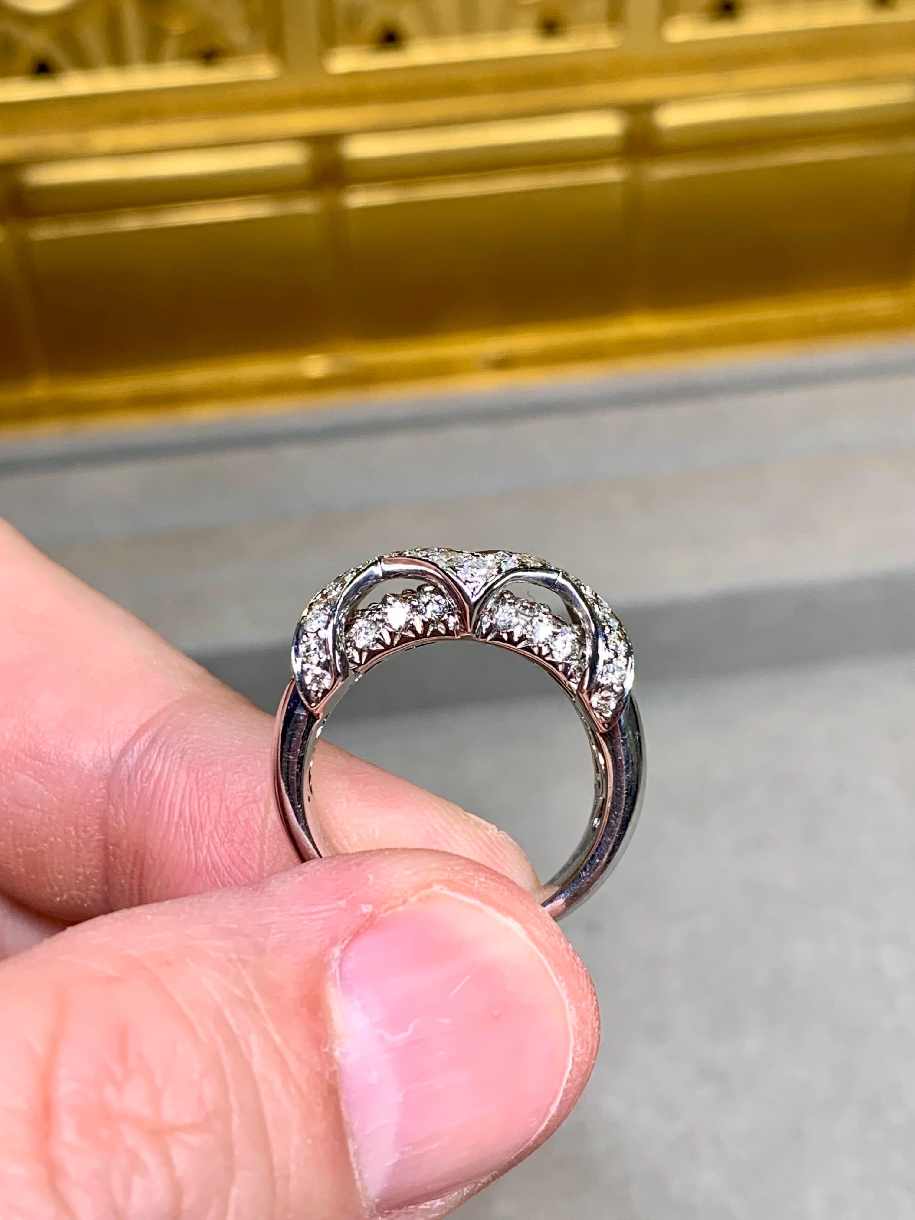 Estate Bague cocktail contemporaine en or blanc 18 carats avec diamants croisés en X large 3.30ct Unisexe en vente