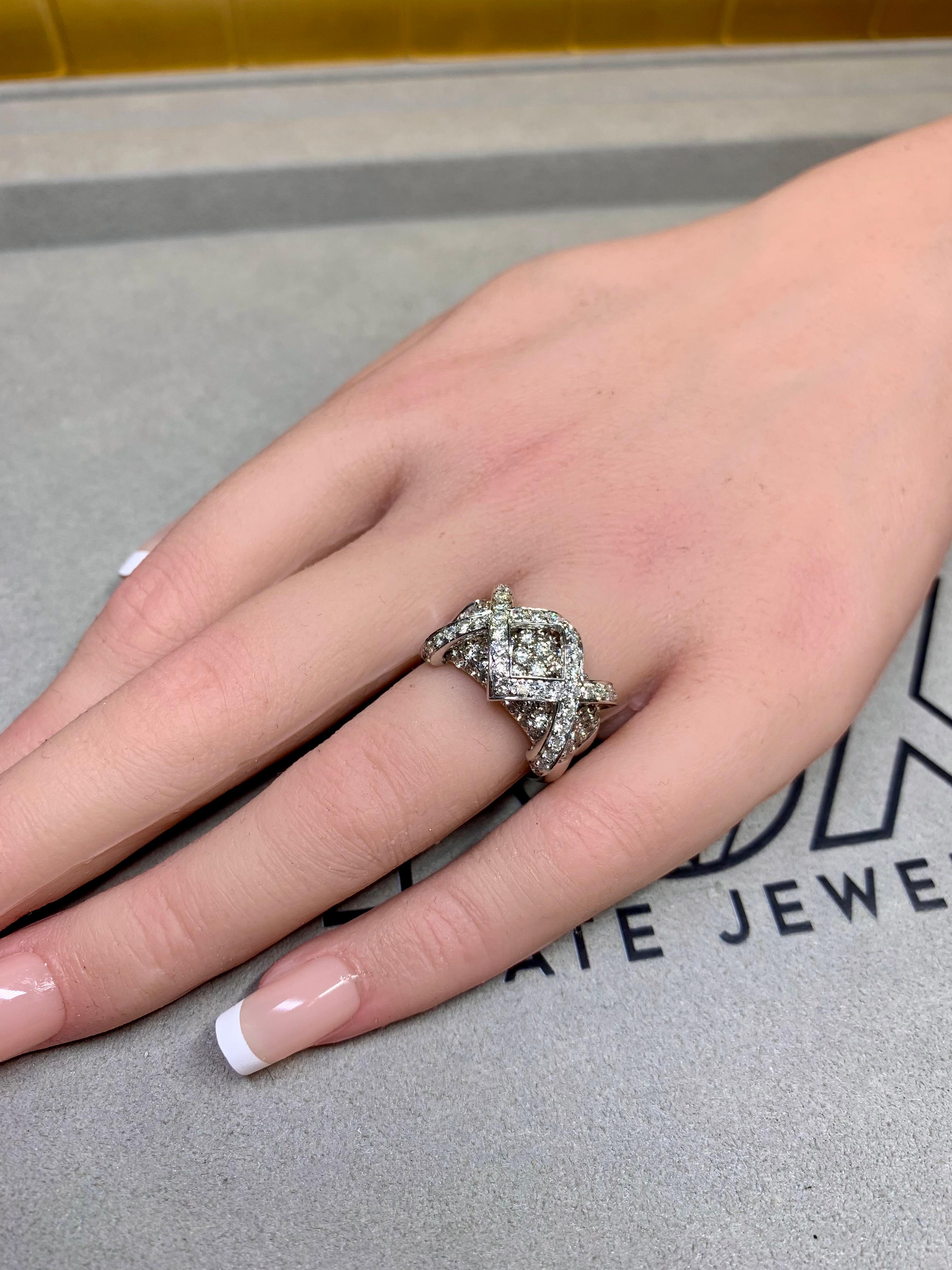 Estate Bague cocktail contemporaine en or blanc 18 carats avec diamants croisés en X large 3.30ct en vente 1