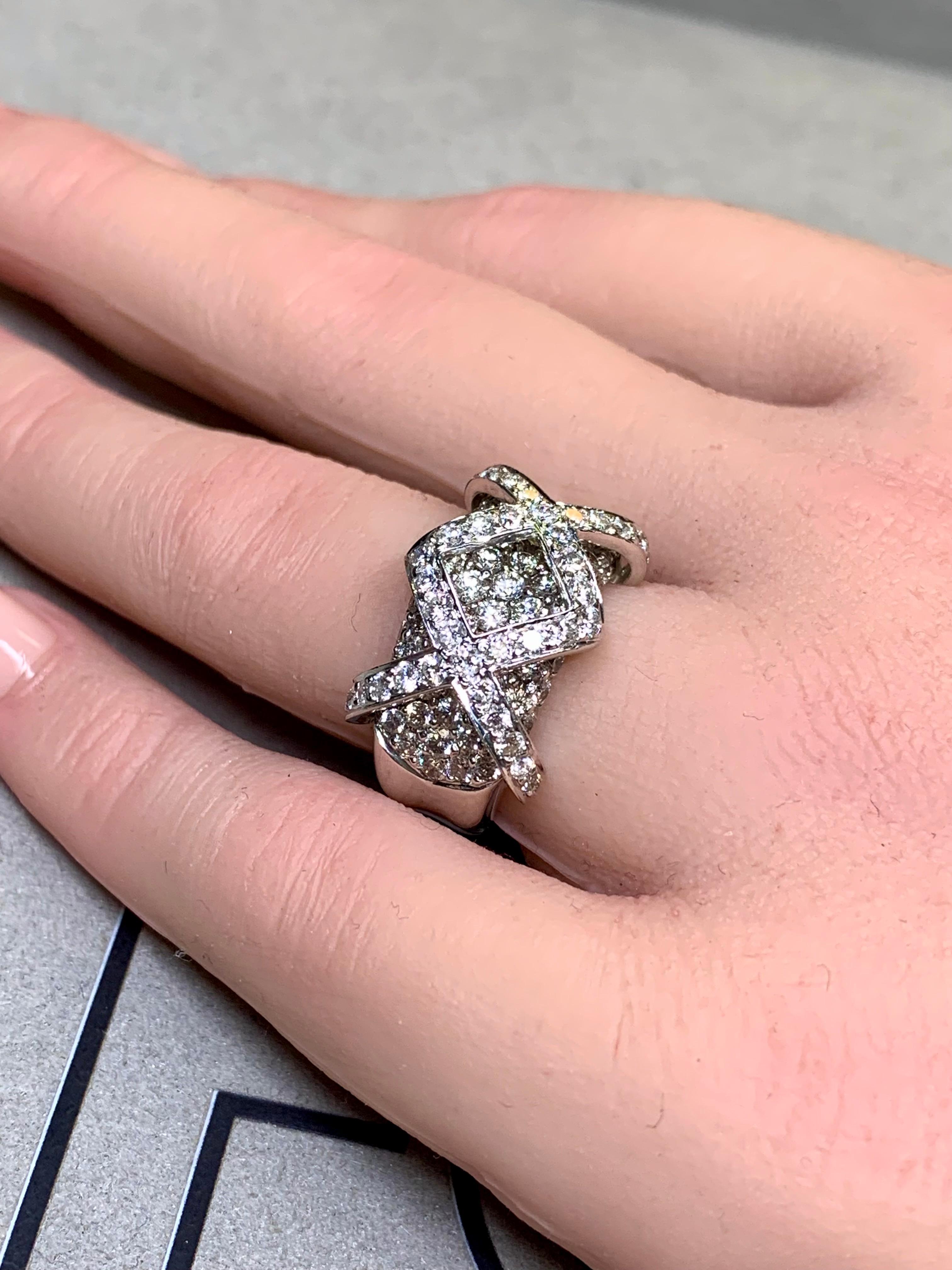 Estate Bague cocktail contemporaine en or blanc 18 carats avec diamants croisés en X large 3.30ct en vente 2