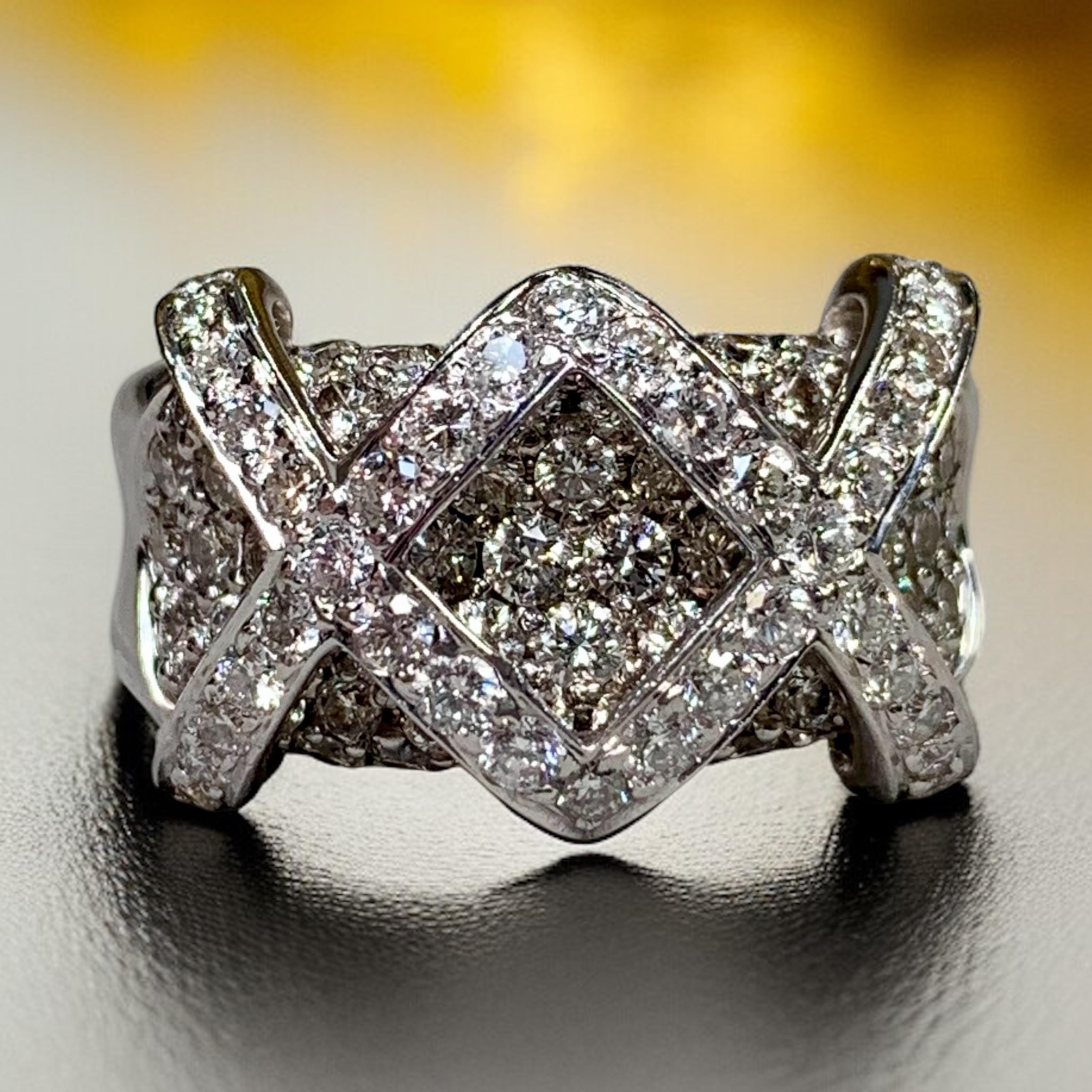 Estate Bague cocktail contemporaine en or blanc 18 carats avec diamants croisés en X large 3.30ct en vente 3