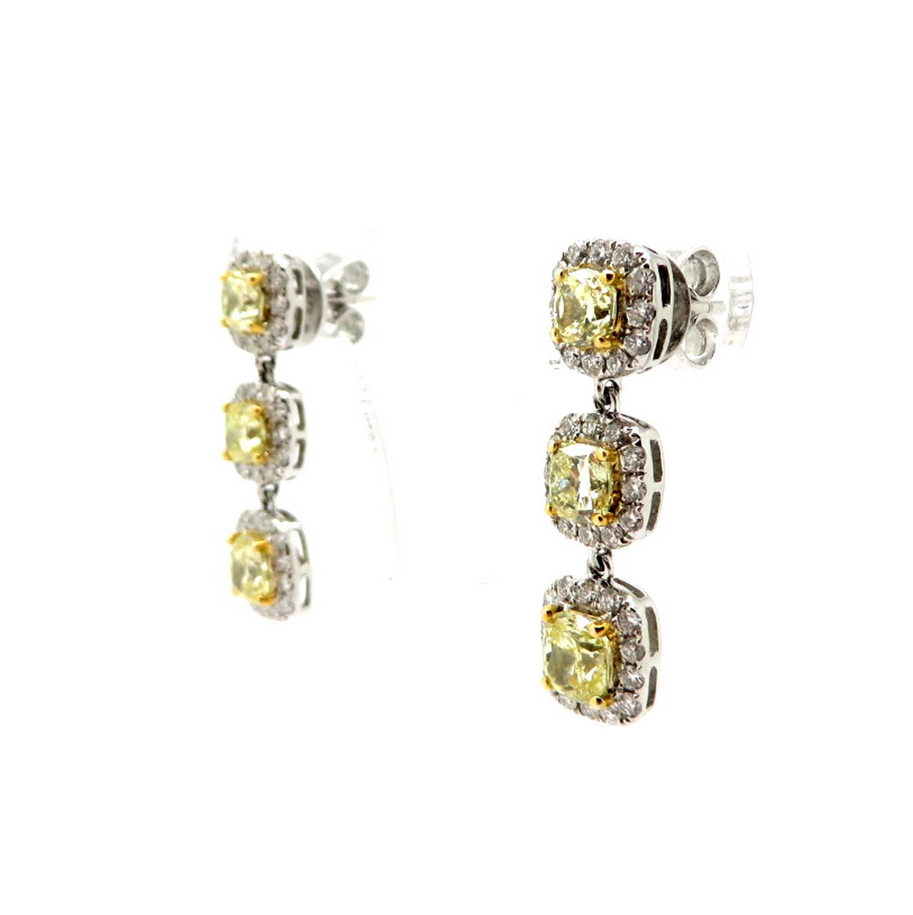 Nachlass 18 Karat Weißgold Fancy Gelb Kissen Diamant-Ohrringe mit Halo-Ohrringen (Kissenschliff) im Angebot
