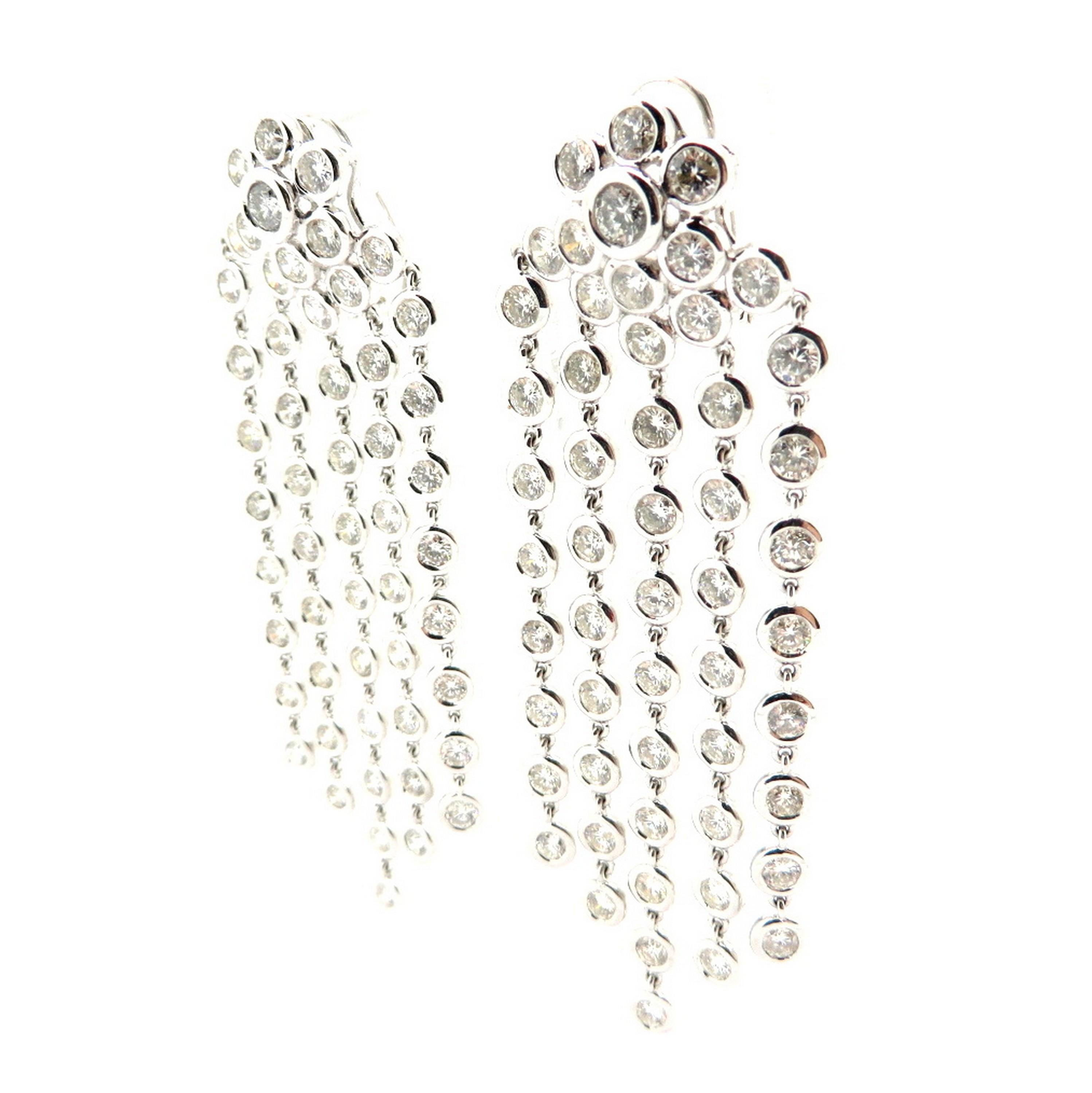 Orecchini pendenti in oro bianco 18 carati con diamanti tondi e lampadario floreale In condizioni ottime in vendita a Scottsdale, AZ