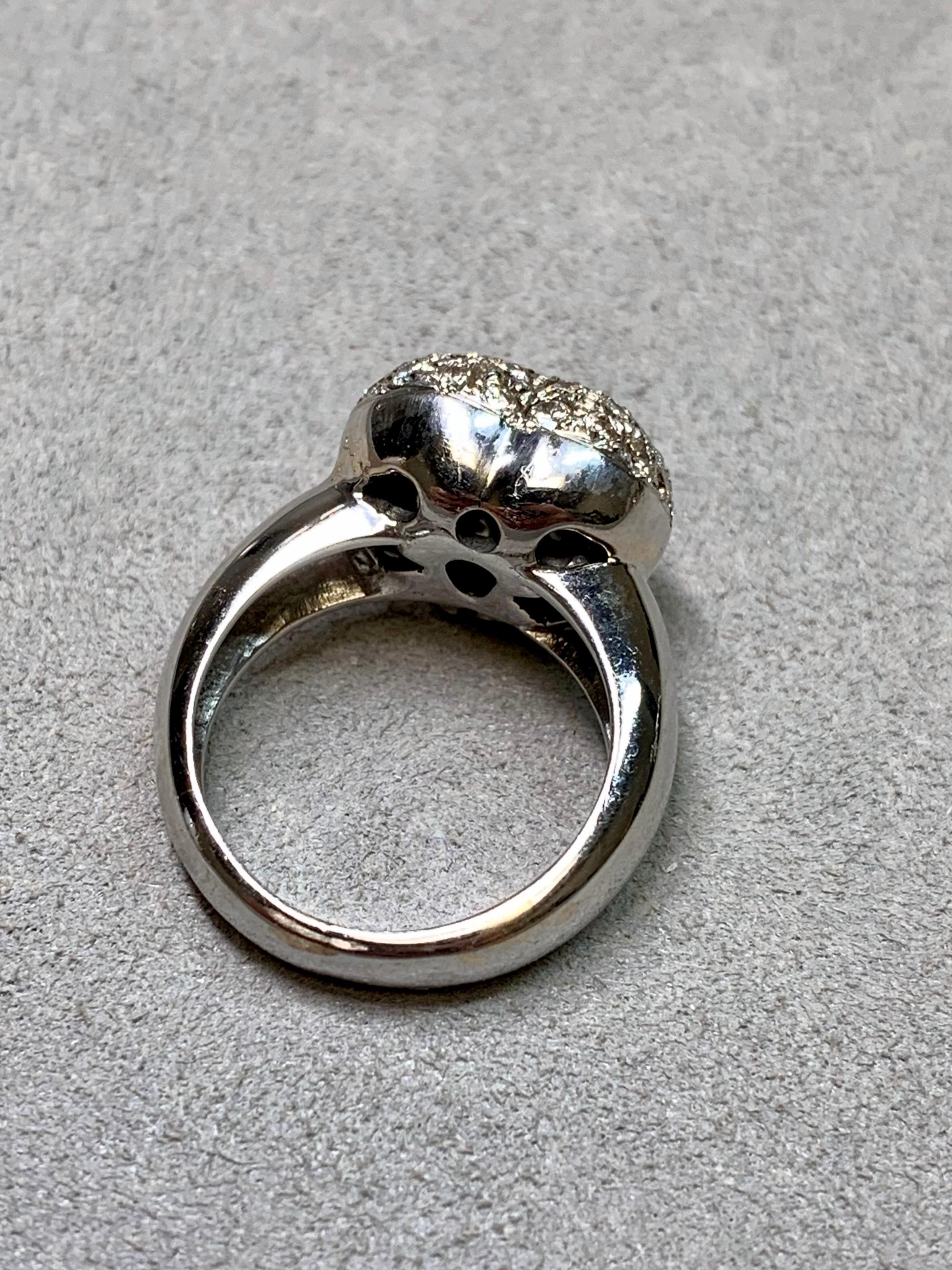 
Questo anello in oro bianco 18 carati, audace e romantico, presenta un cuore a sbalzo completamente incastonato con circa 1,86 carati di scintillanti diamanti bianchi. Il cuore in rilievo e dimensionale aggiunge profondità e fascino, mentre i