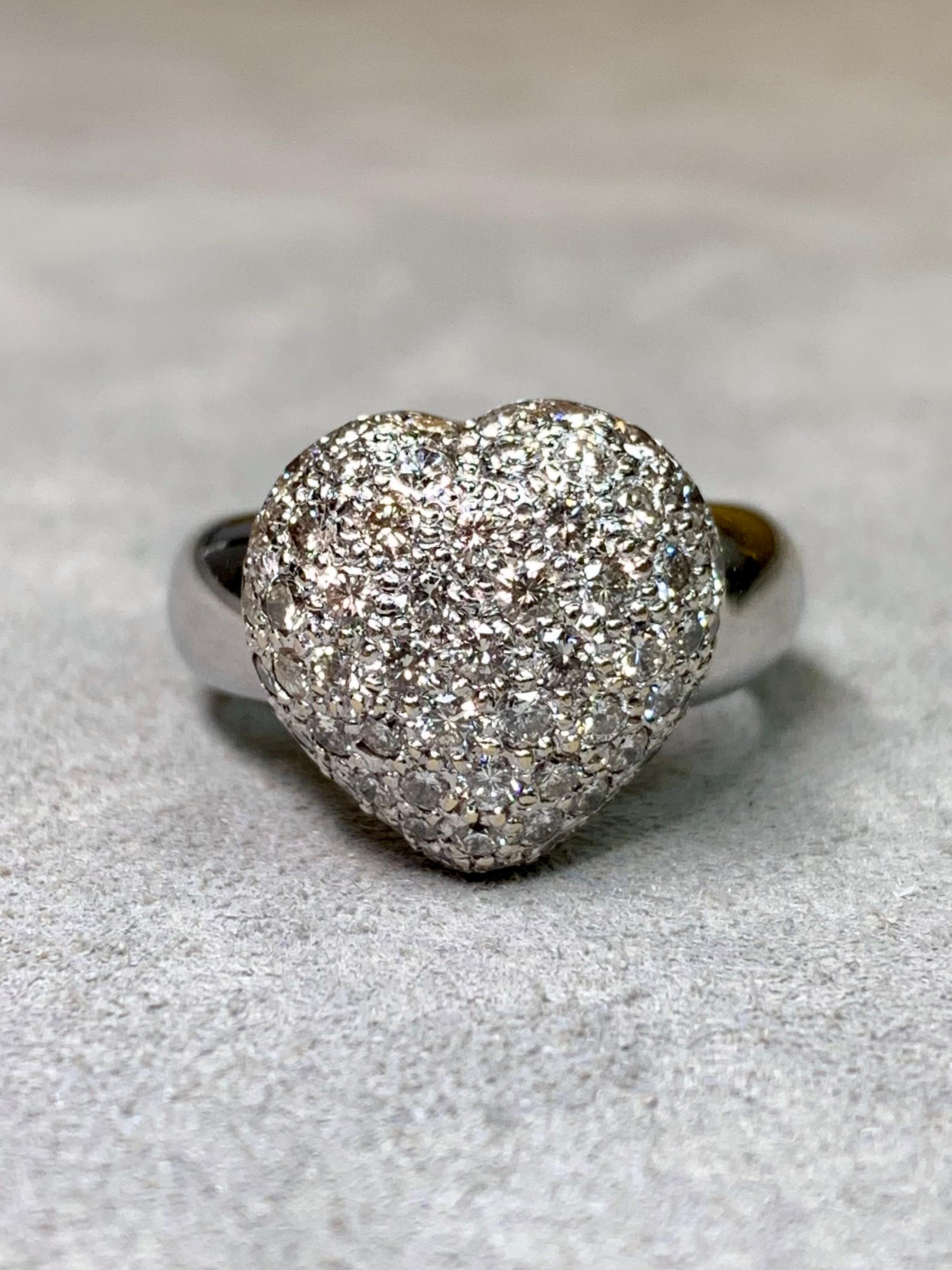 Taglio rotondo Anello da cocktail con cuore gonfio in oro bianco 18 carati Sz 6 in vendita