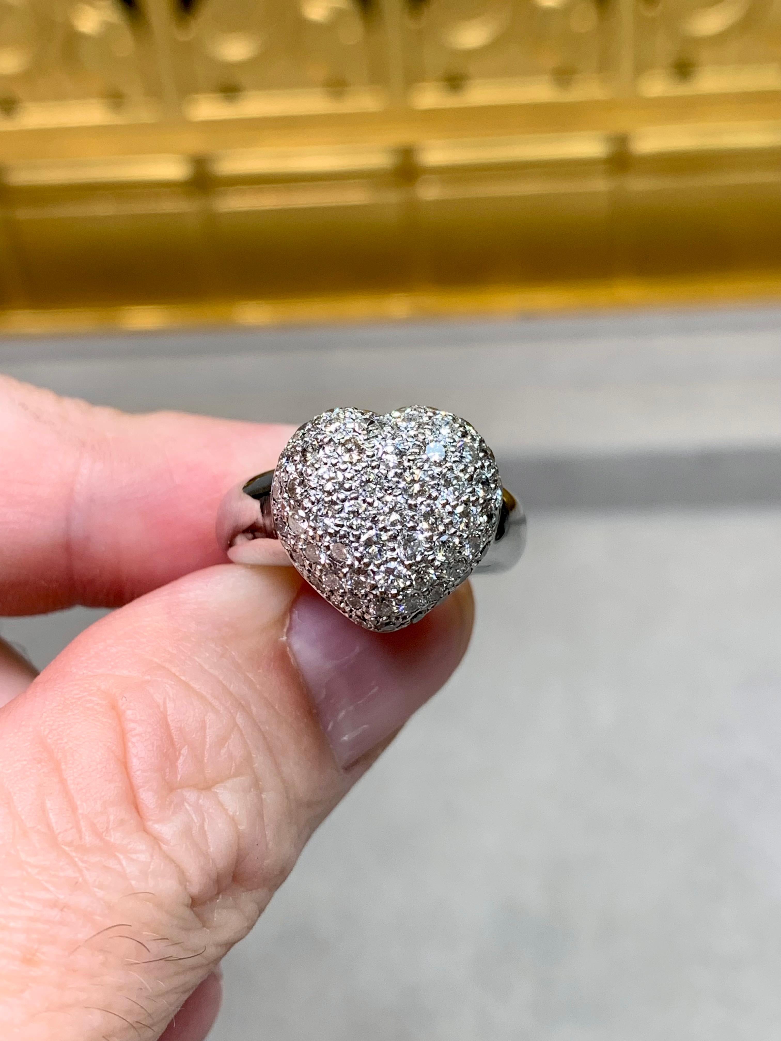 Anello da cocktail con cuore gonfio in oro bianco 18 carati Sz 6 In condizioni buone in vendita a Winter Springs, FL