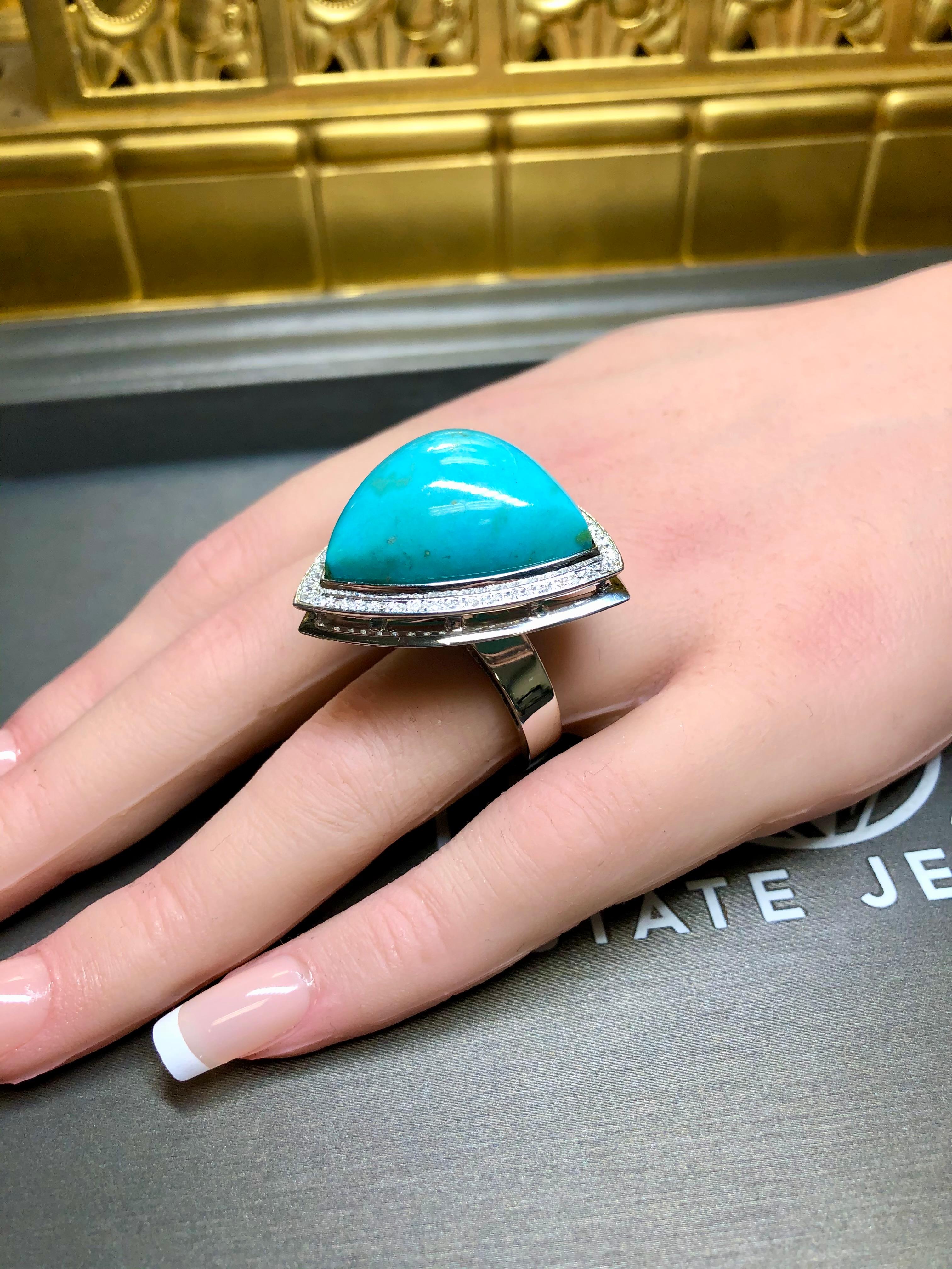 Anello da cocktail in oro bianco 18 carati LARGE Triangular Cabochon Turchese Diamond in vendita 1