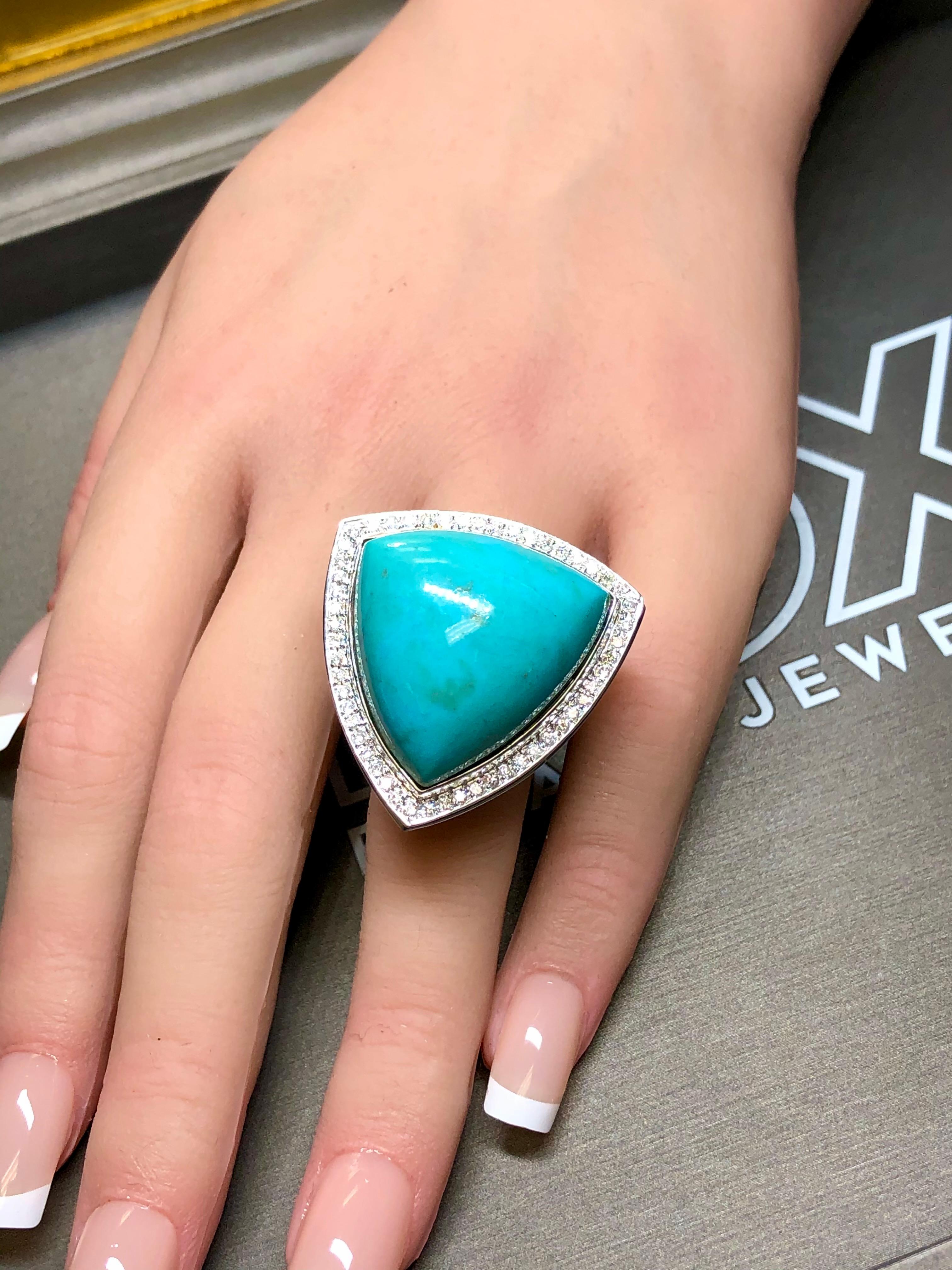 Anello da cocktail in oro bianco 18 carati LARGE Triangular Cabochon Turchese Diamond in vendita 2