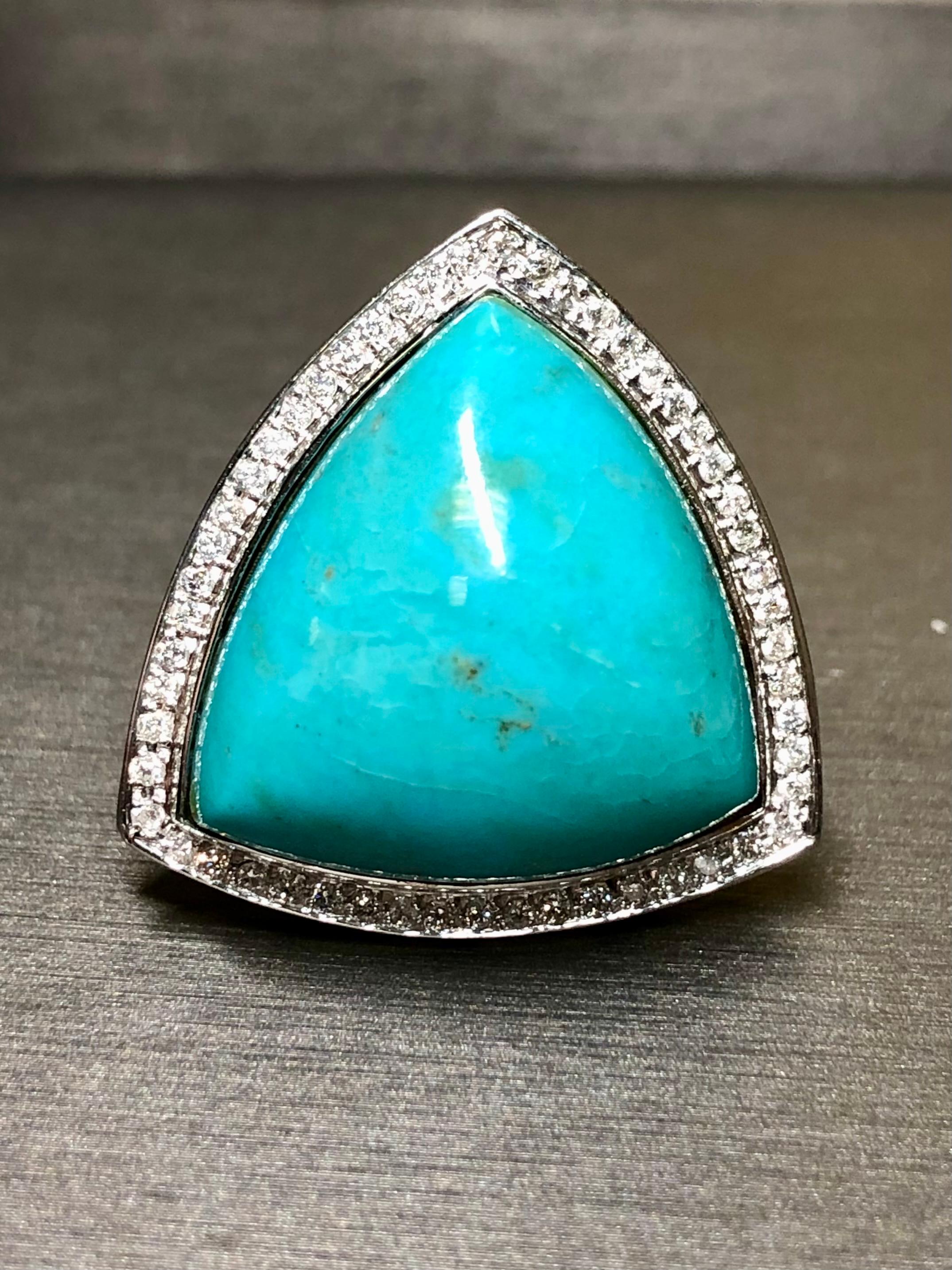 Anello da cocktail in oro bianco 18 carati LARGE Triangular Cabochon Turchese Diamond in vendita 3